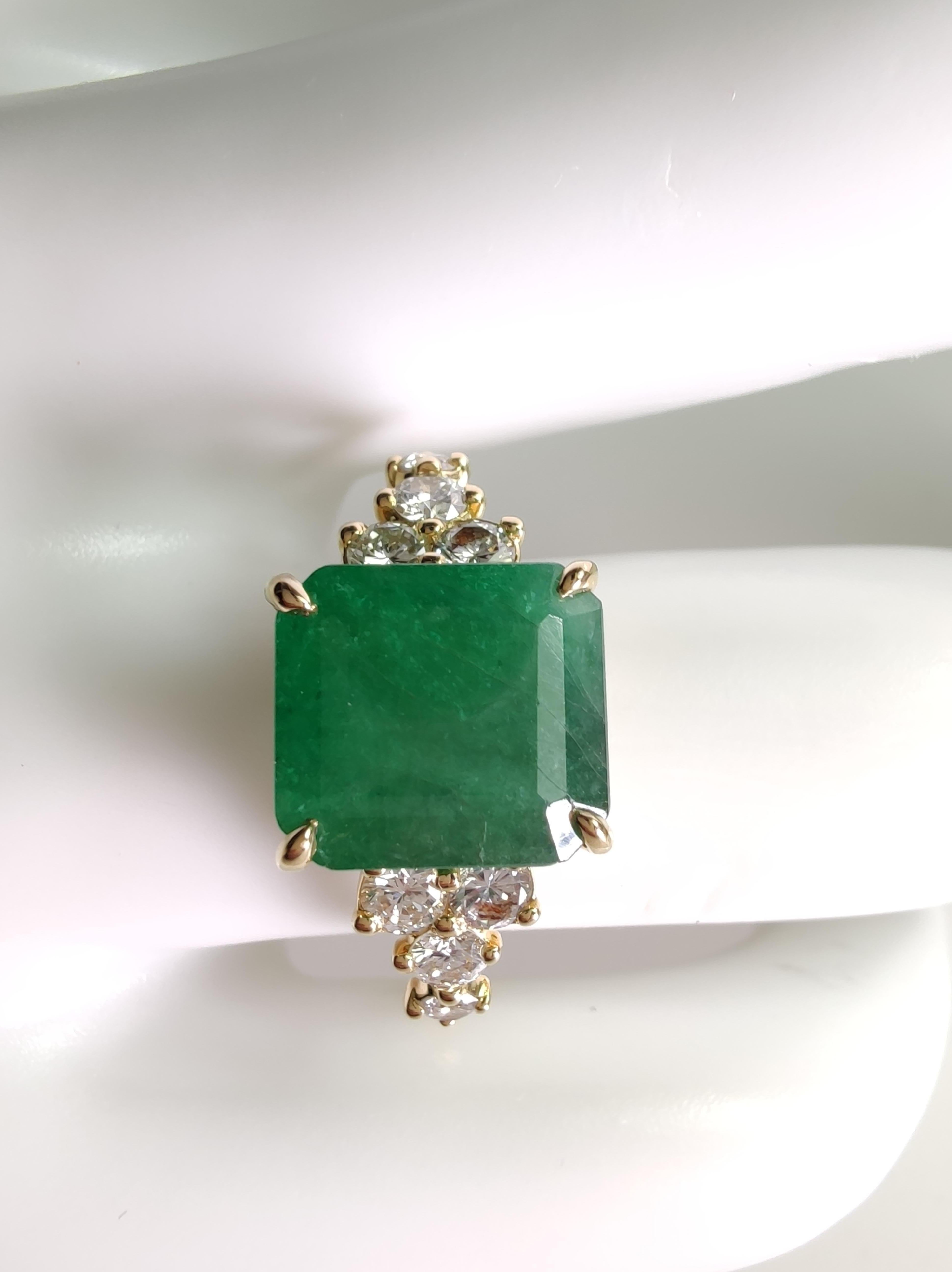 18K Gold Emerald Ring with 0.43ct Diamonds  Contemporary Women’s Engagement For Sale 1