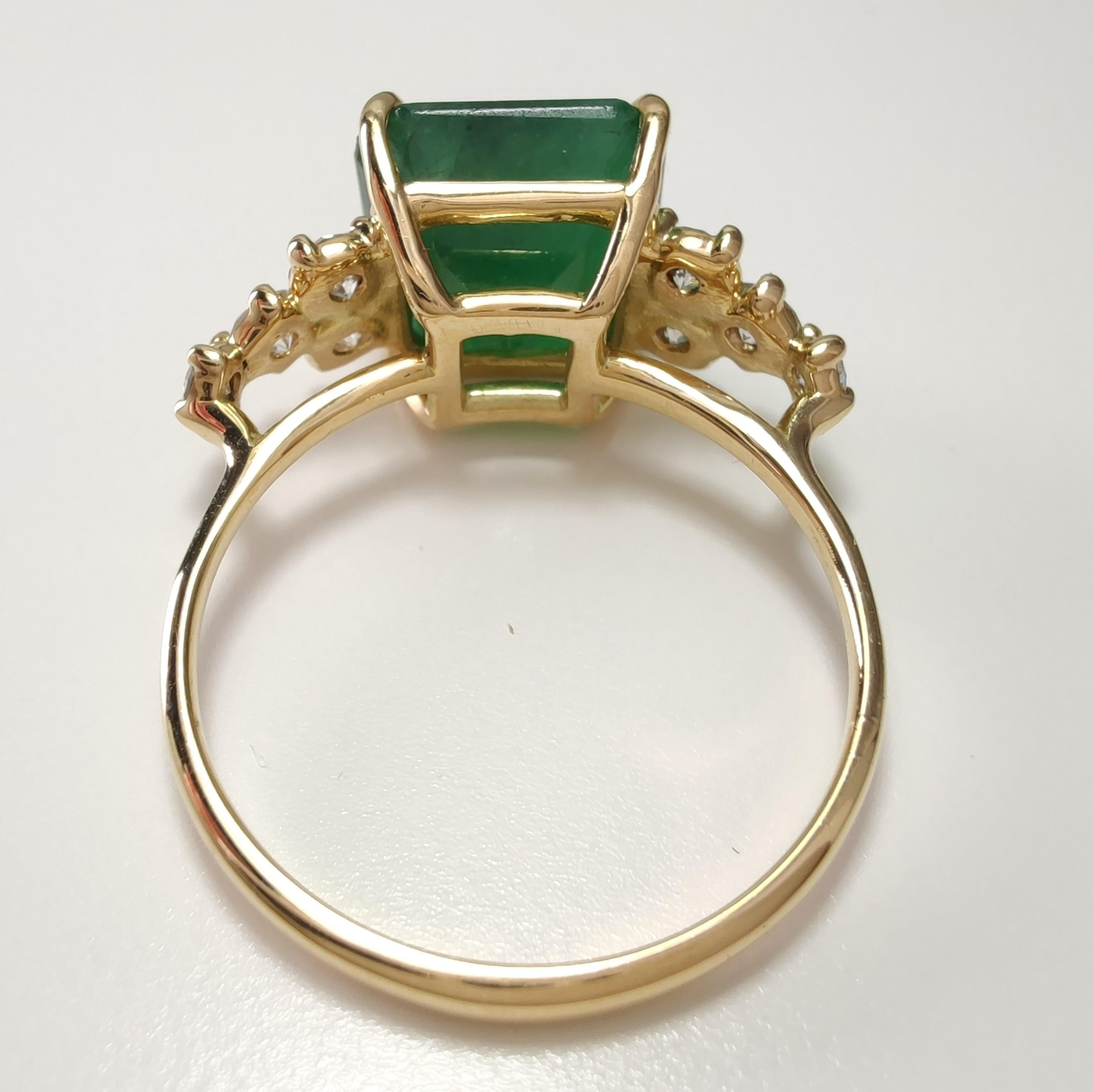 18K Gold Emerald Ring with 0.43ct Diamonds  Contemporary Women’s Engagement For Sale 3