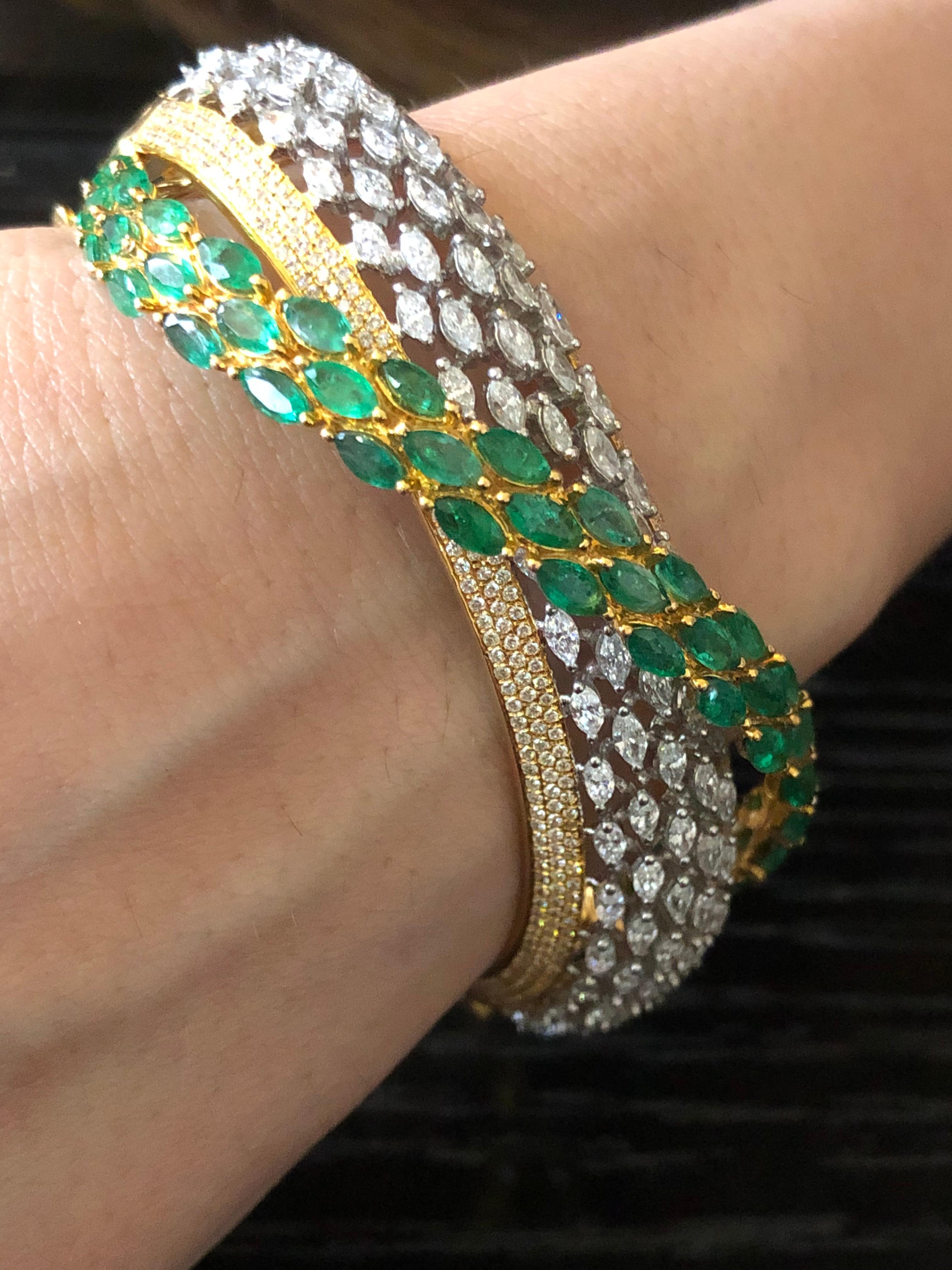 Armband aus 18 Karat Gold mit Smaragd und weißen Diamanten (Künstler*in) im Angebot