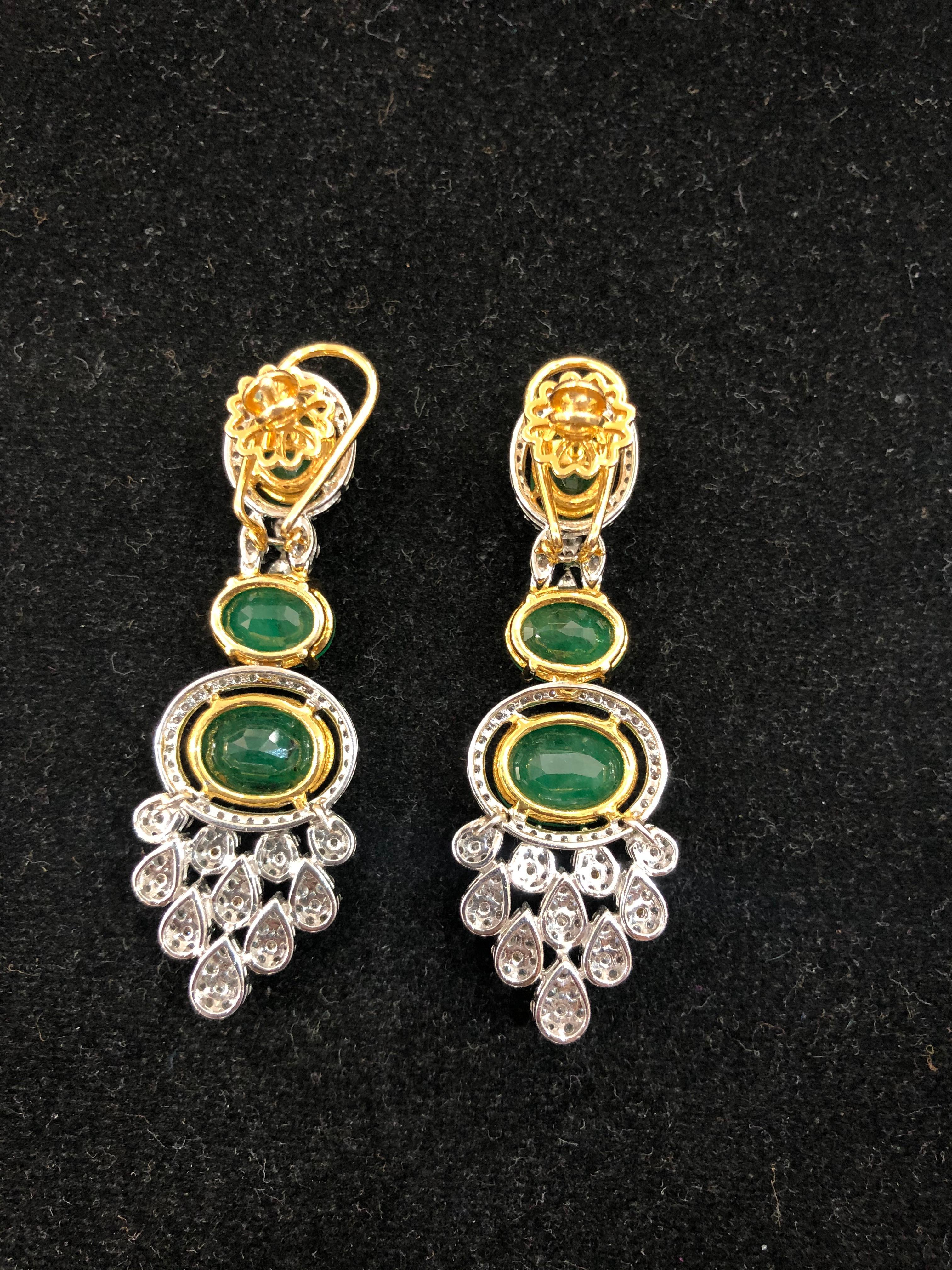 Taille ovale Boucles d'oreilles chandelier en or 18 carats avec émeraudes et diamants blancs en vente