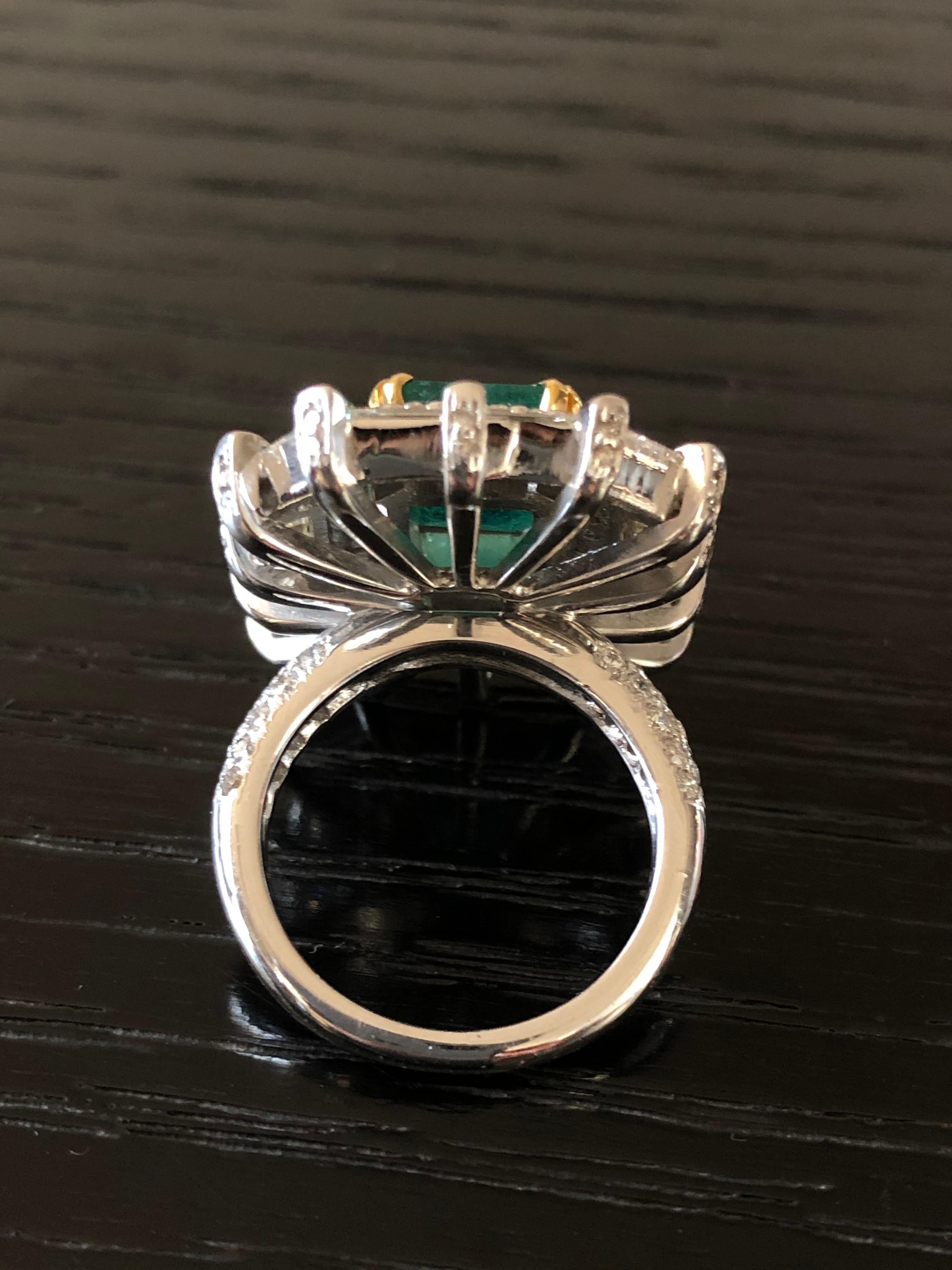 18 Karat Gold Emerald White Diamond Cocktail Ring In New Condition For Sale In New Delhi, Delhi