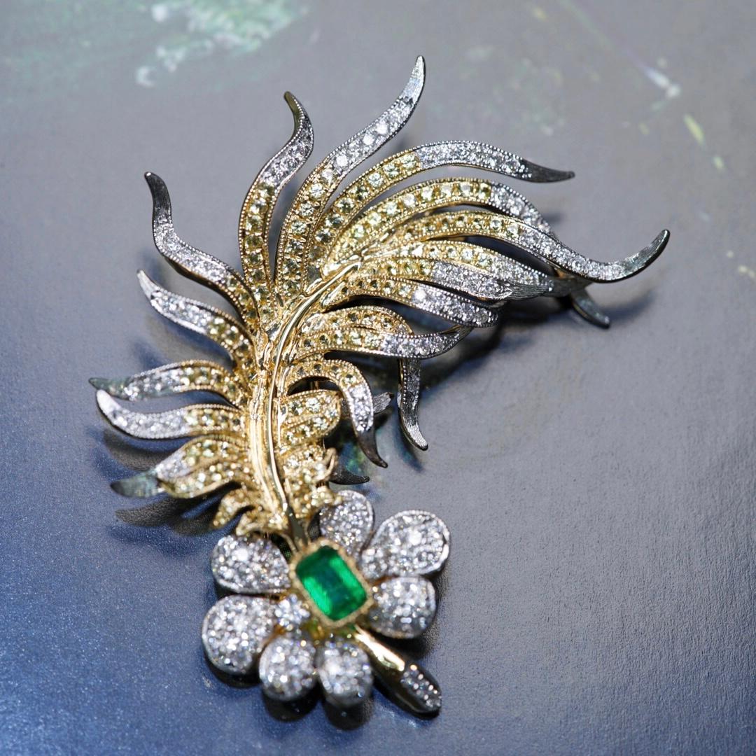 Pendentif broche en or 18K avec émeraude et saphir jaune avec diamants

1 Émeraude - 0,25 CT
111 Saphirs jaunes - 0.80 CT
149 diamants - 1,08 CT

Pendentif et broche
Personnalisable

