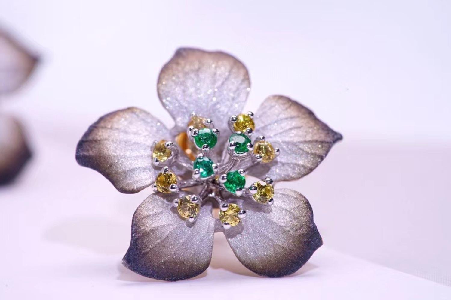 Modern 18K Gold Emerald & Yellow Sapphire Flower Earrings For Sale