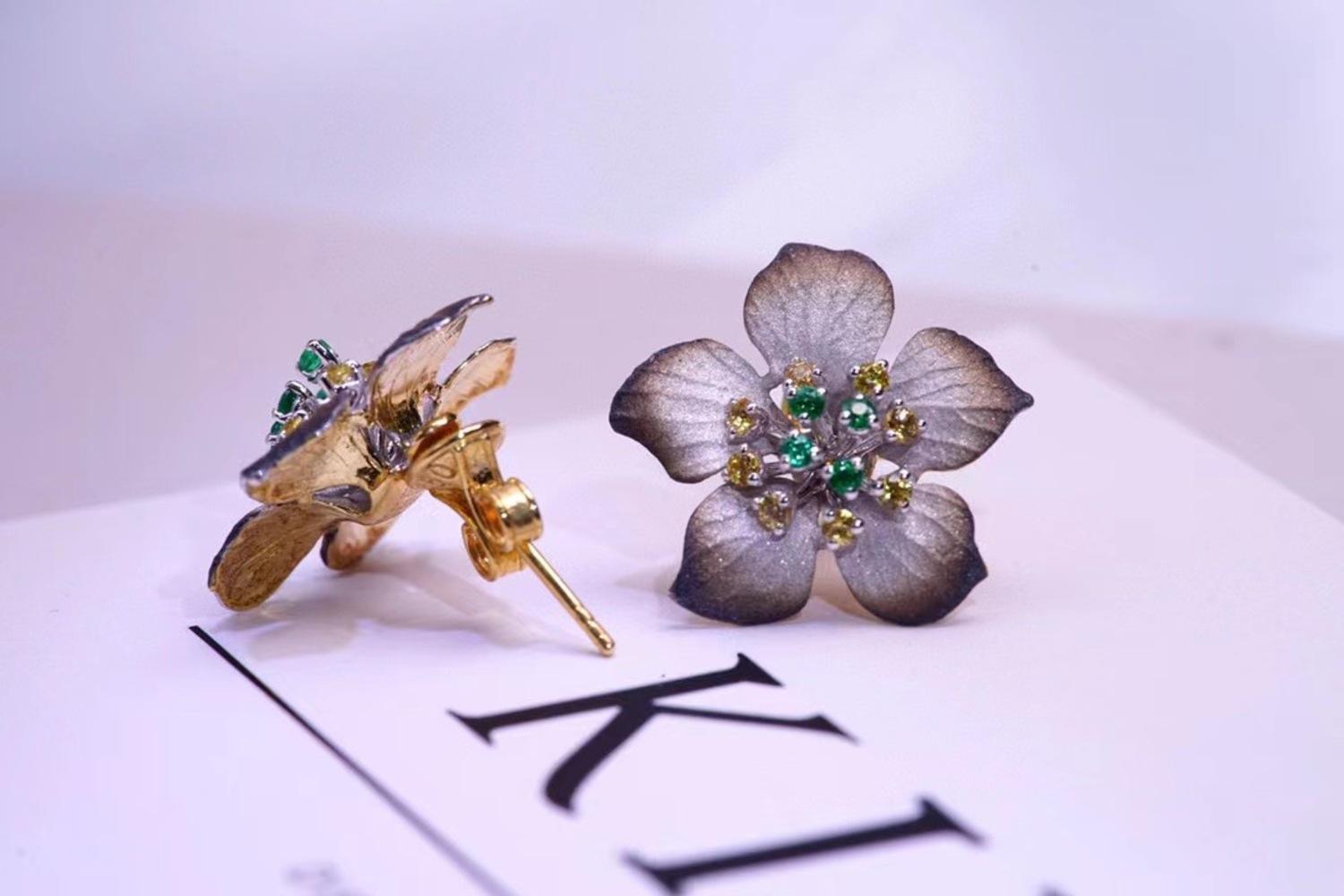 Round Cut 18K Gold Emerald & Yellow Sapphire Flower Earrings For Sale