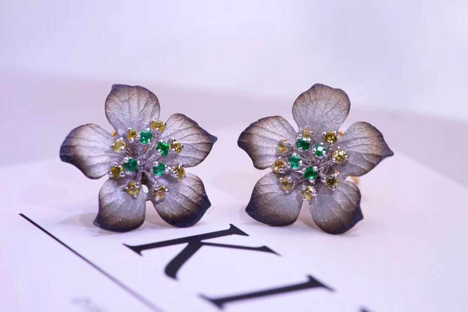 18K Gold Emerald & Yellow Sapphire Flower Earrings In New Condition For Sale In Kowloon, HK