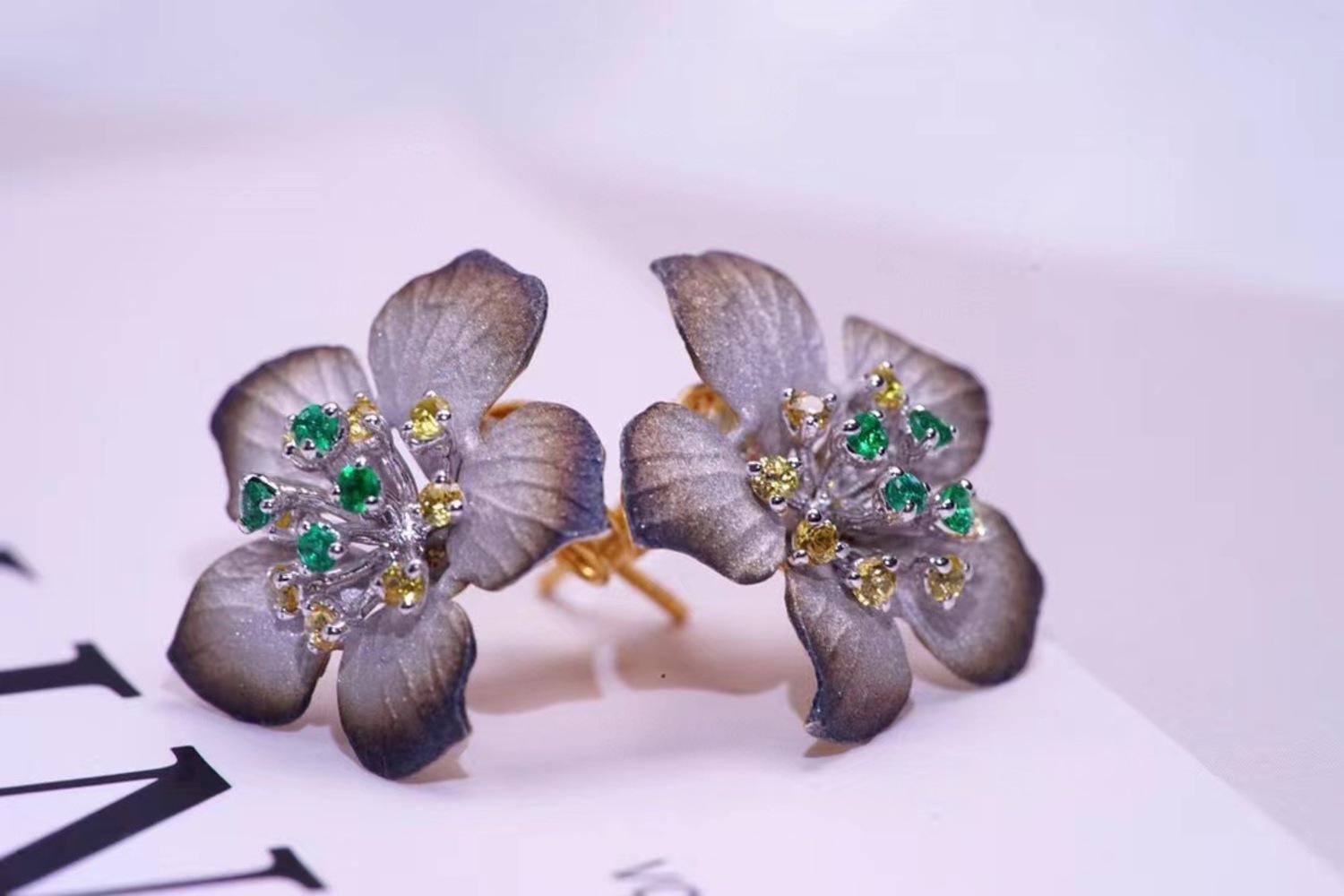 Women's or Men's 18K Gold Emerald & Yellow Sapphire Flower Earrings For Sale