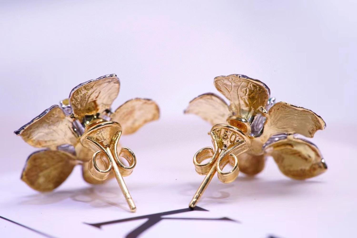 18K Gold Emerald & Yellow Sapphire Flower Earrings For Sale 1