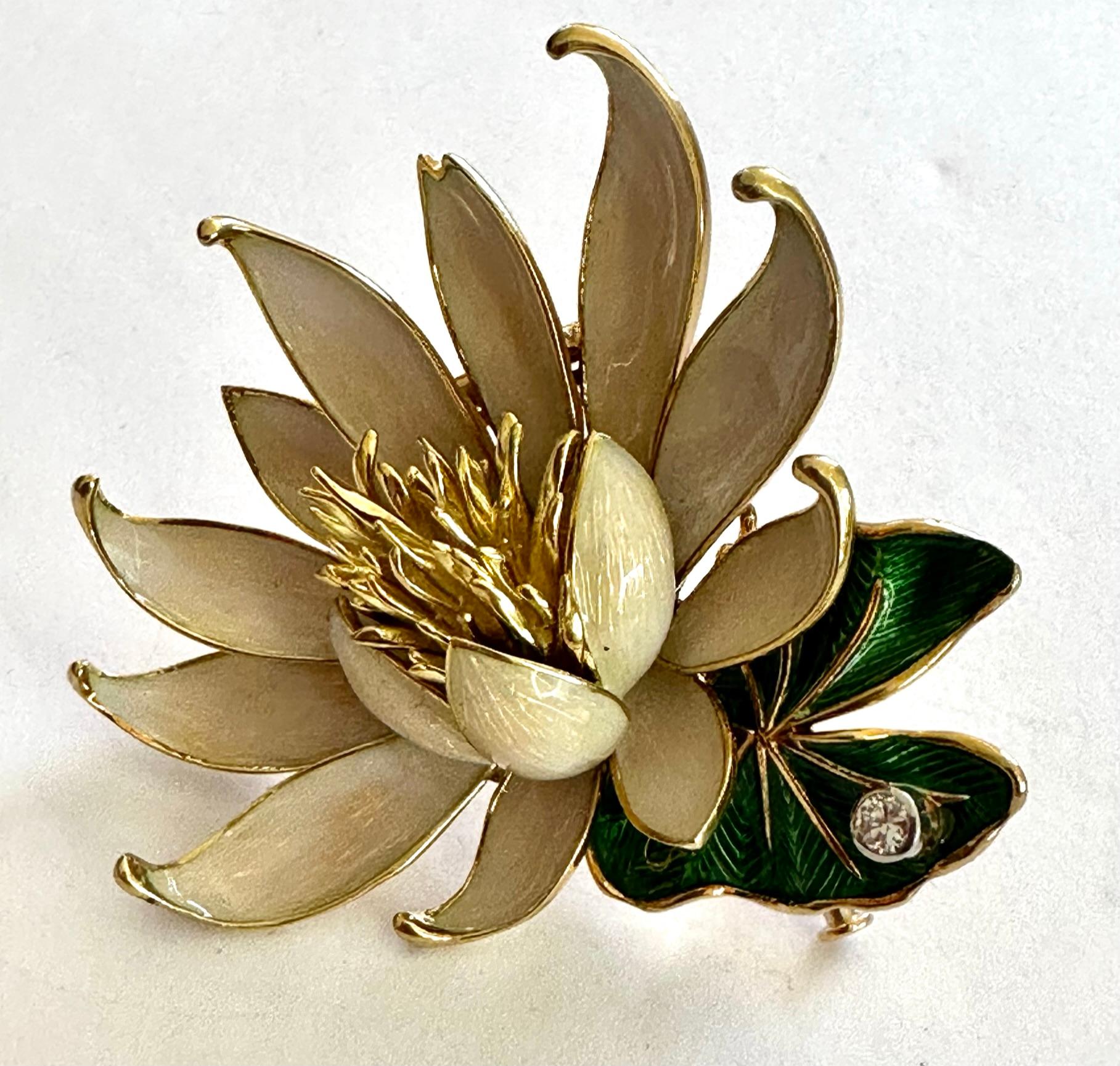 An 18K. yellow gold brooch with white and green enamel, signed: Bonebakker and provided with French hallmarks which refer to the maker: Mauboussin
A brilliant cut diamond of 0.12 ct VS/F
Equipped with a clip mechanism with two needles
Weight: 32.89