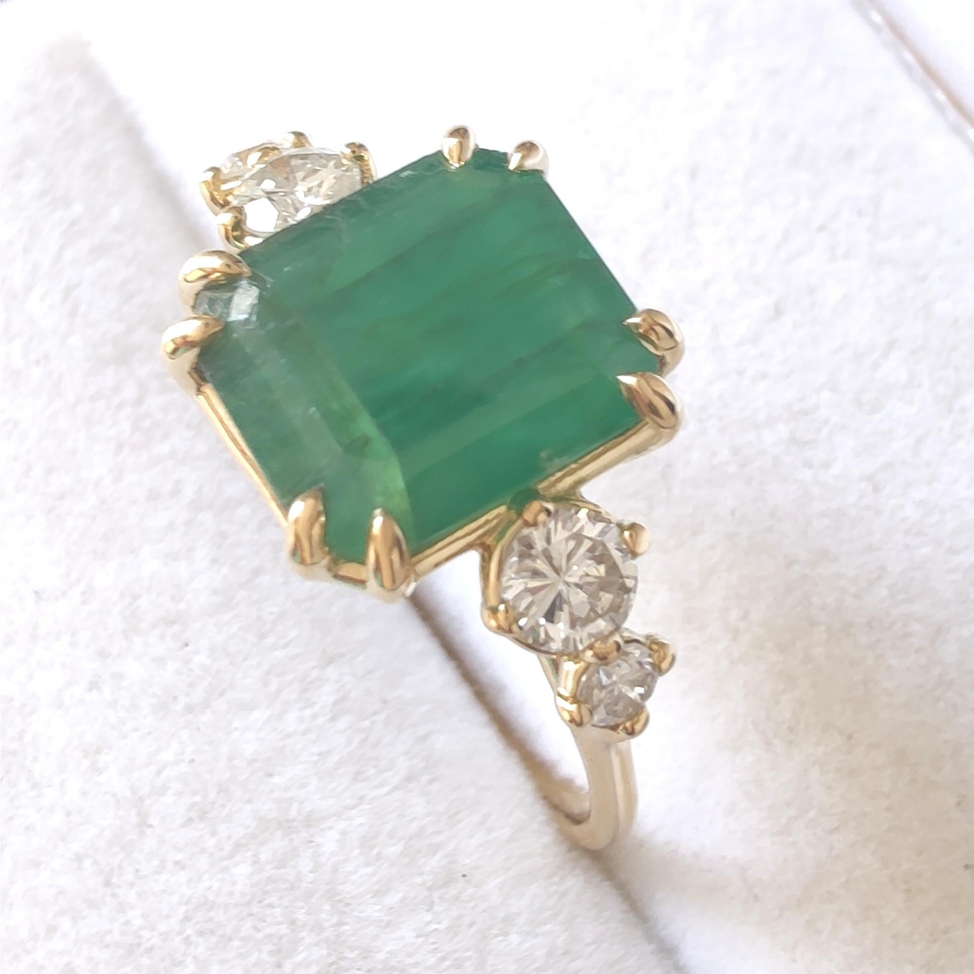Emerald shines in this elegant 18K Gold Engagement Ring, paired with brilliant diamonds for a luxurious and timeless design. A perfect choice for those who appreciate the beauty and sophistication of precious gemstones.

Ring Technical Details
Type: