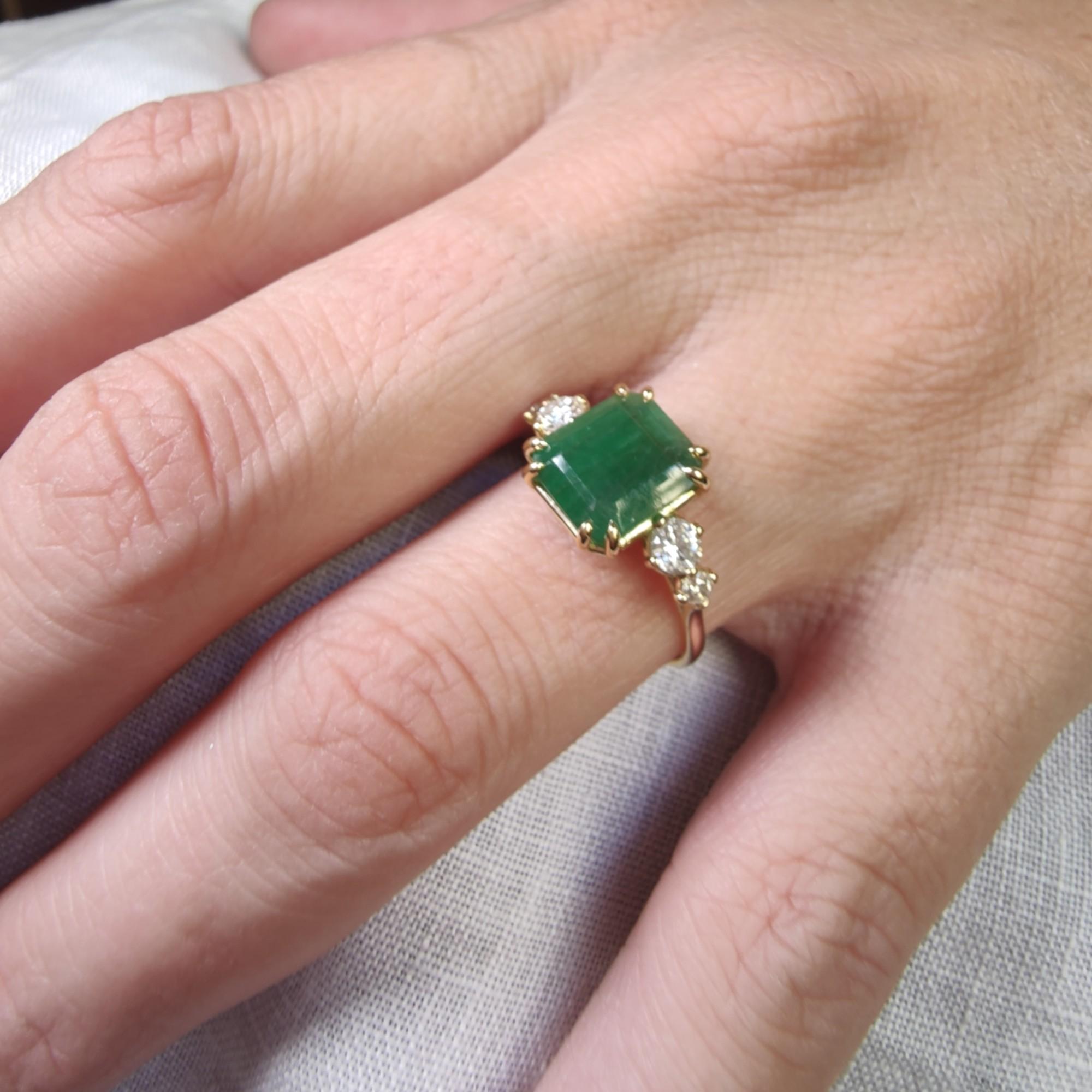 Contemporary 18K Gold Engagement Ring Women's Emerald 2.76ct Diamonds 0.35ct Brilliant Cut For Sale