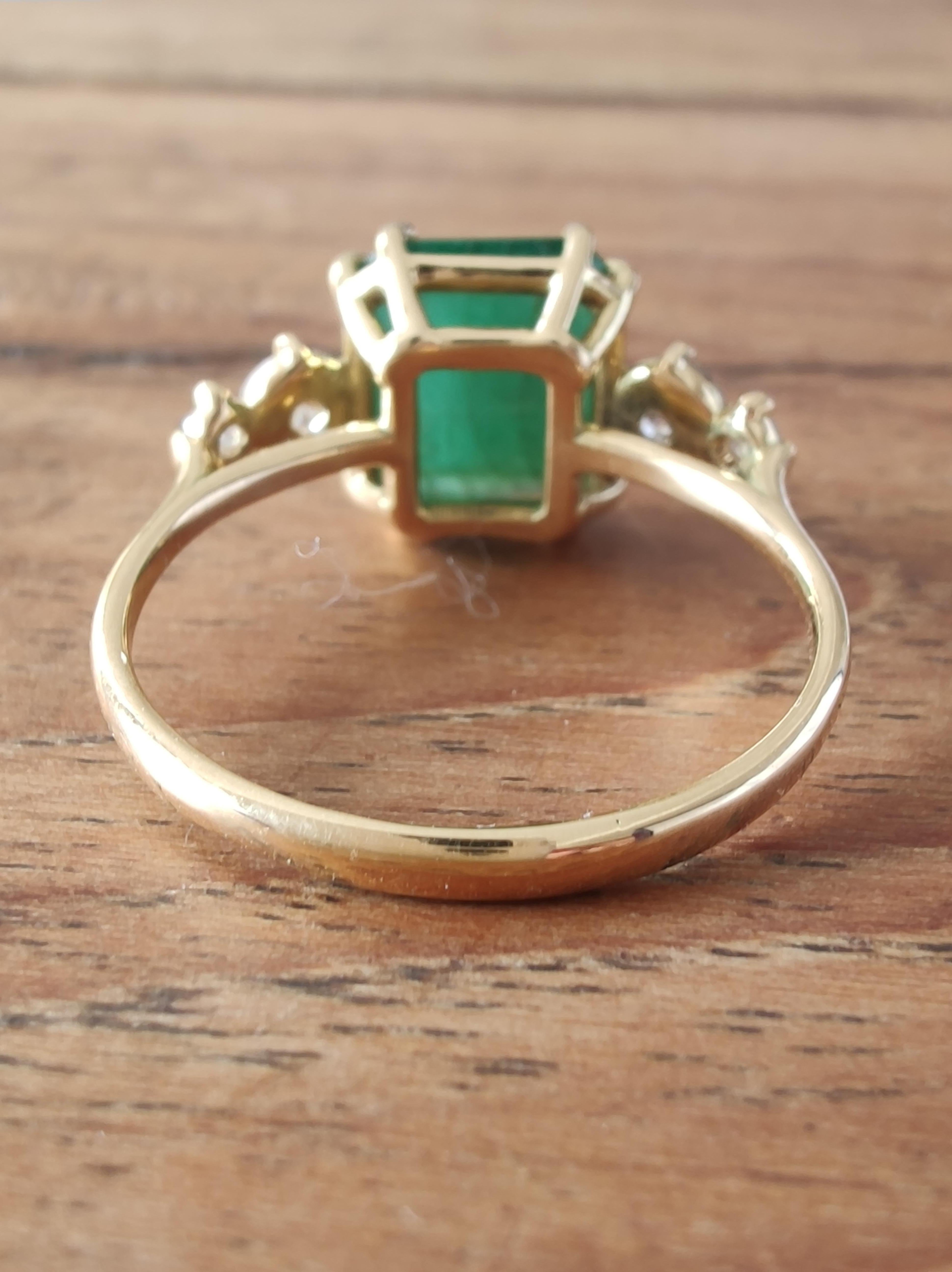 18K Gold Engagement Ring Women's Emerald 2.76ct Diamonds 0.35ct Brilliant Cut For Sale 2