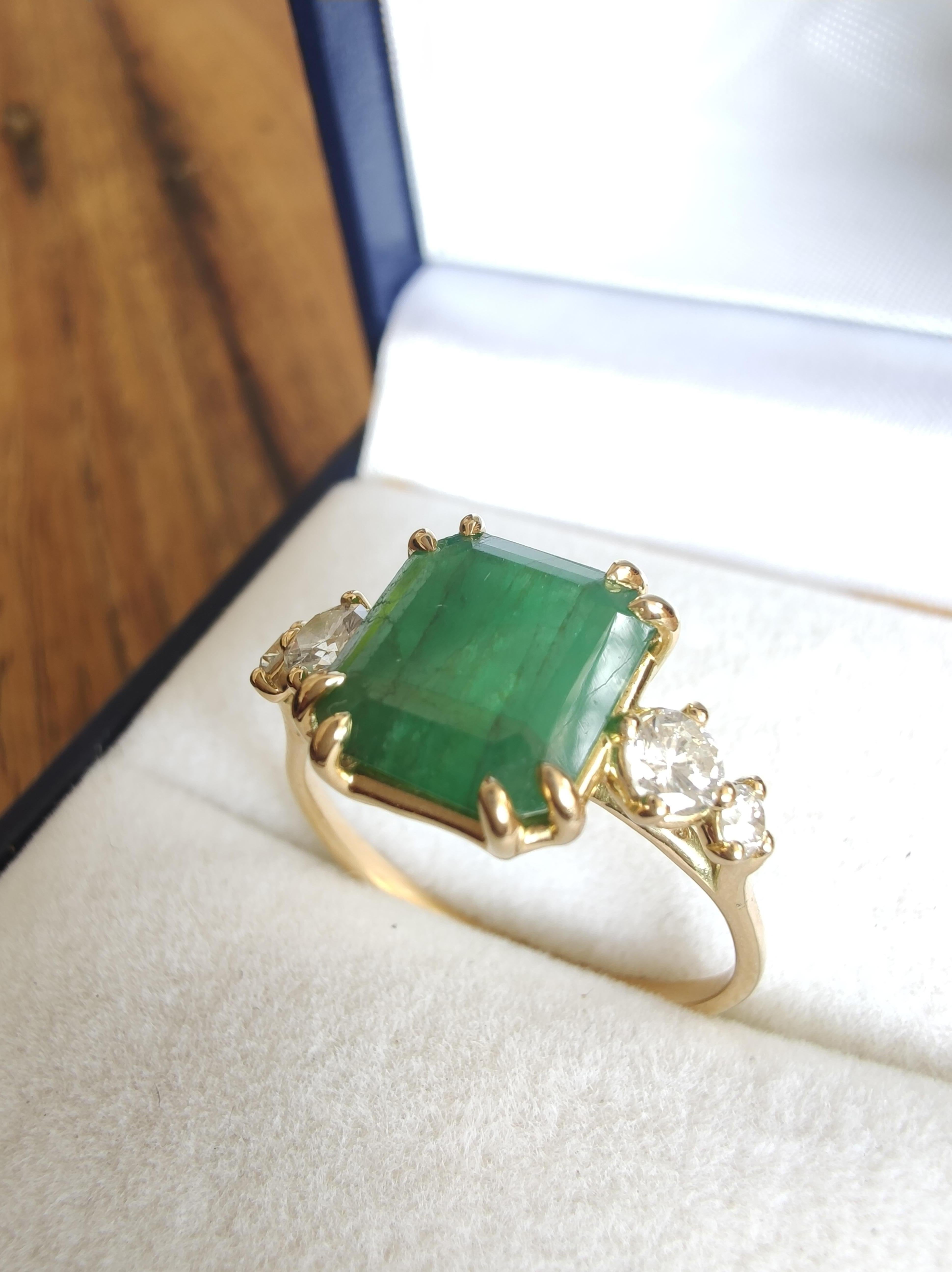 18K Gold Engagement Ring Women's Emerald 2.76ct Diamonds 0.35ct Brilliant Cut For Sale 3