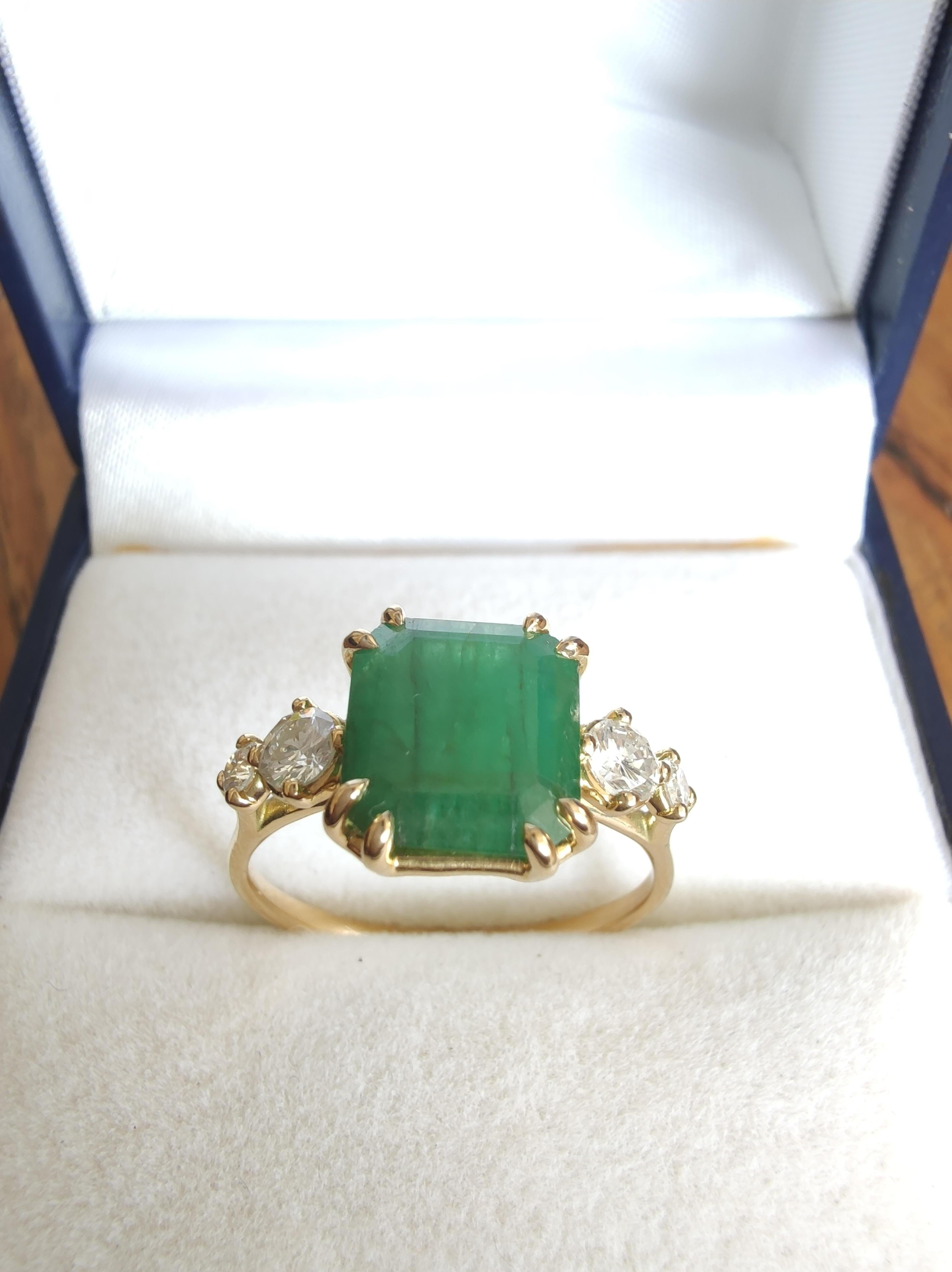 18K Gold Engagement Ring Women's Emerald 2.76ct Diamonds 0.35ct Brilliant Cut For Sale 4