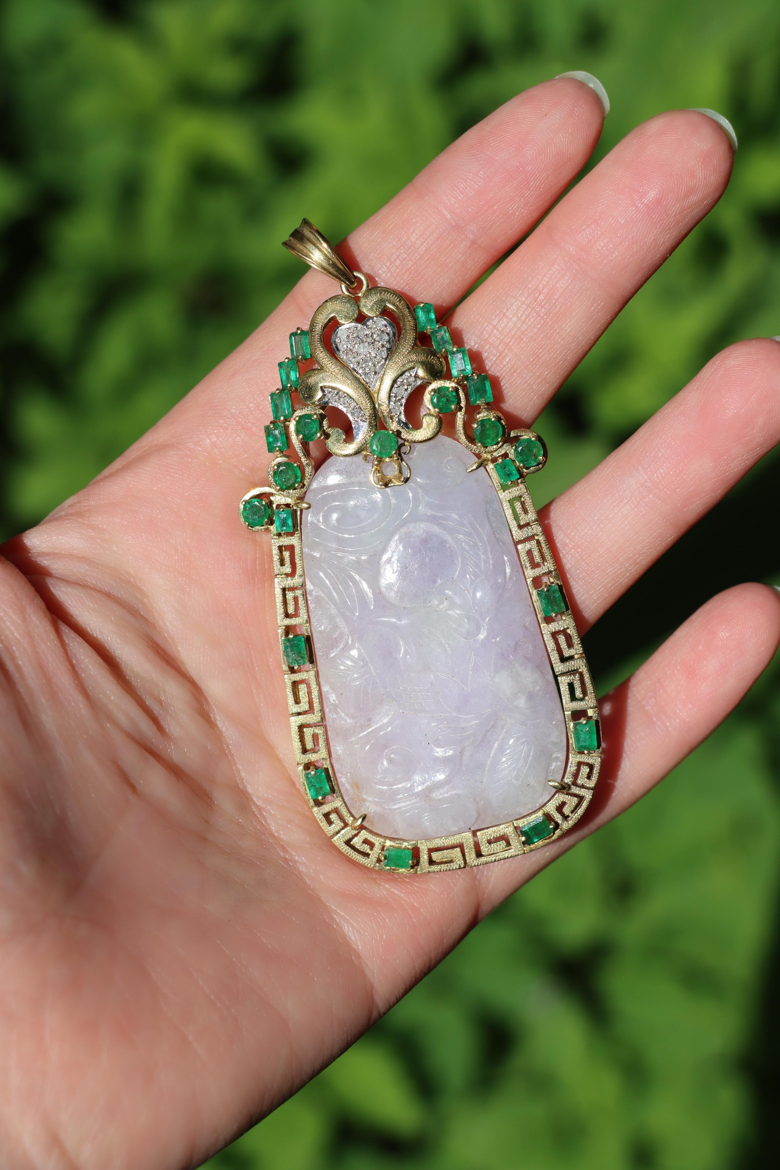 Ciondolo in oro 18K con incisione di giada viola lavanda e smeraldo con diamanti

Contrassegnato:
18K
750

Dimensioni approssimative:
8,2 cm (lunghezza)
3,8 cm (larghezza)
5 cm x 2,8 cm (Lavanda Viola Giada)
Circa 1,8 carati (smeraldo)
39,5 grammi