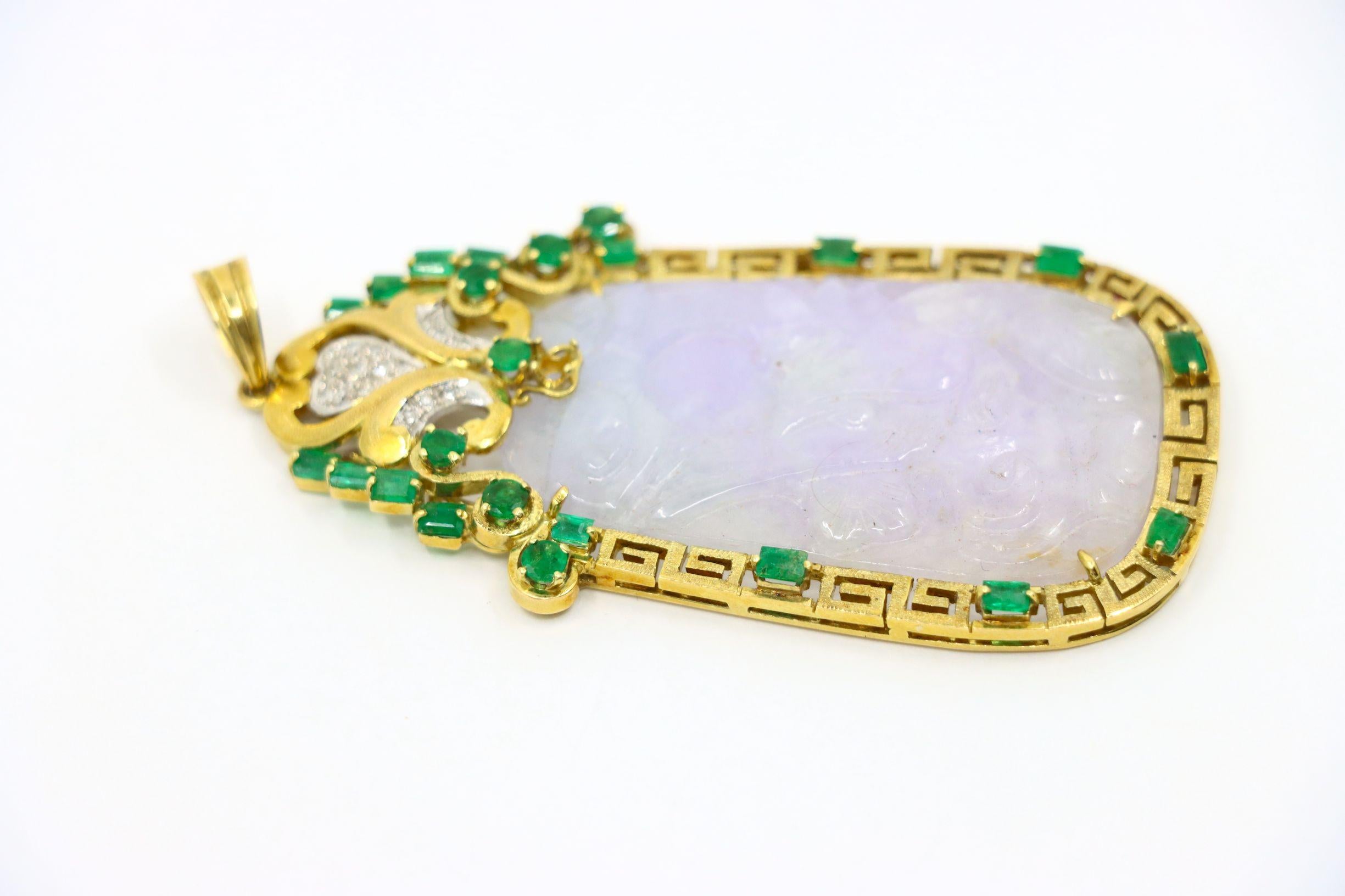 Grezzo Ciondolo in oro 18K con incisione di giada viola lavanda e smeraldo con diamanti in vendita