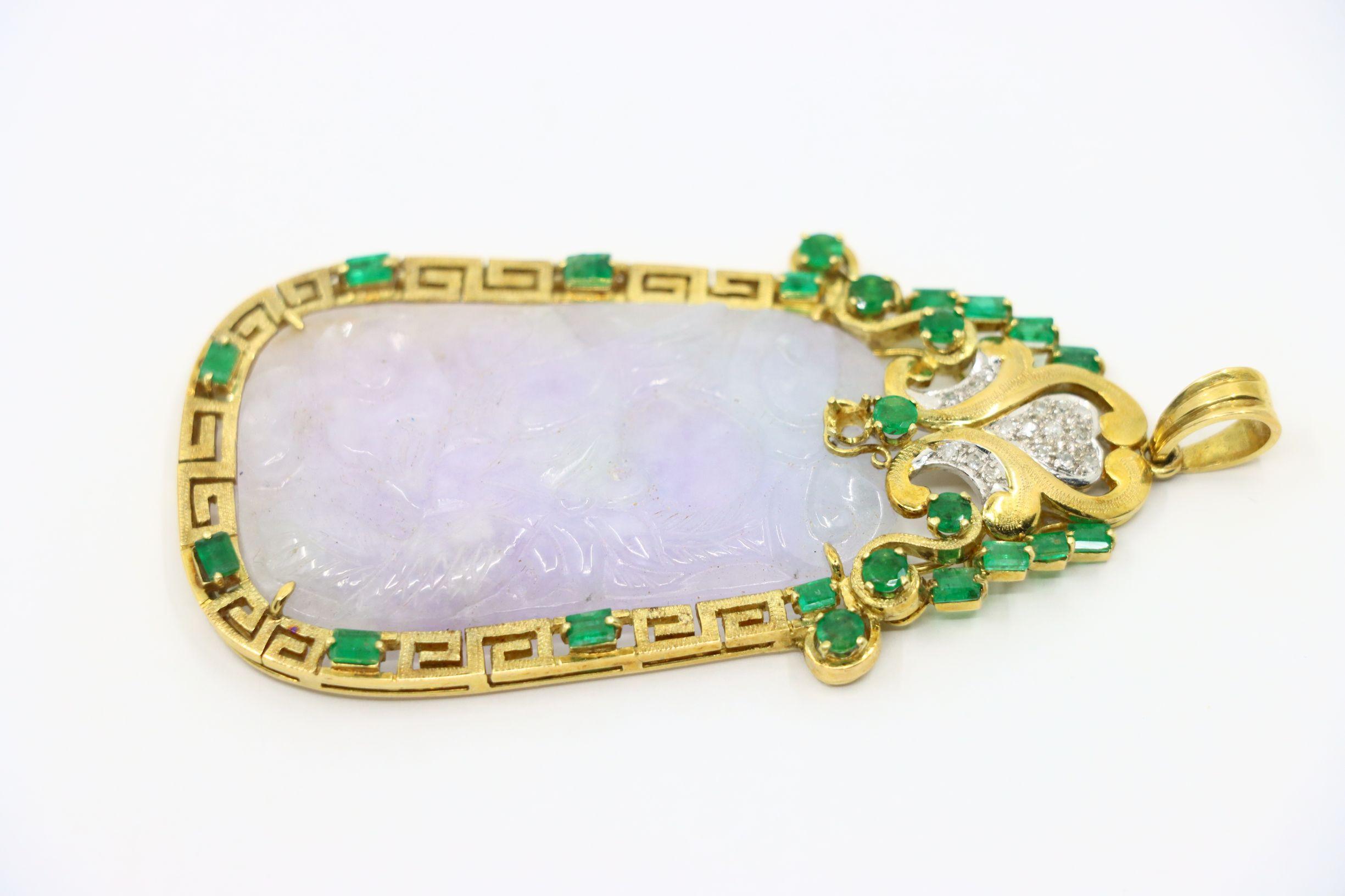 Ciondolo in oro 18K con incisione di giada viola lavanda e smeraldo con diamanti In condizioni buone in vendita a Flushing, NY