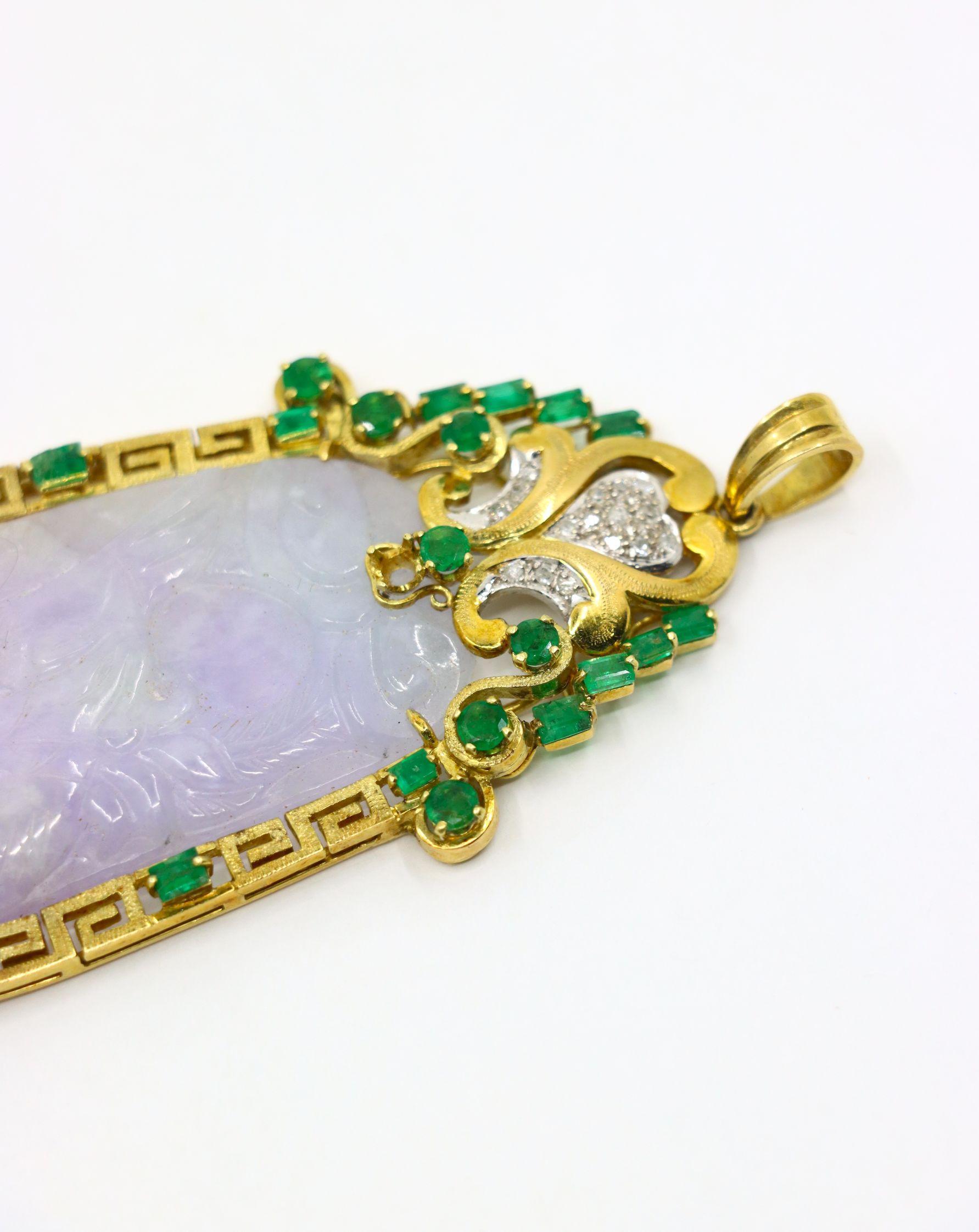 Donna Ciondolo in oro 18K con incisione di giada viola lavanda e smeraldo con diamanti in vendita