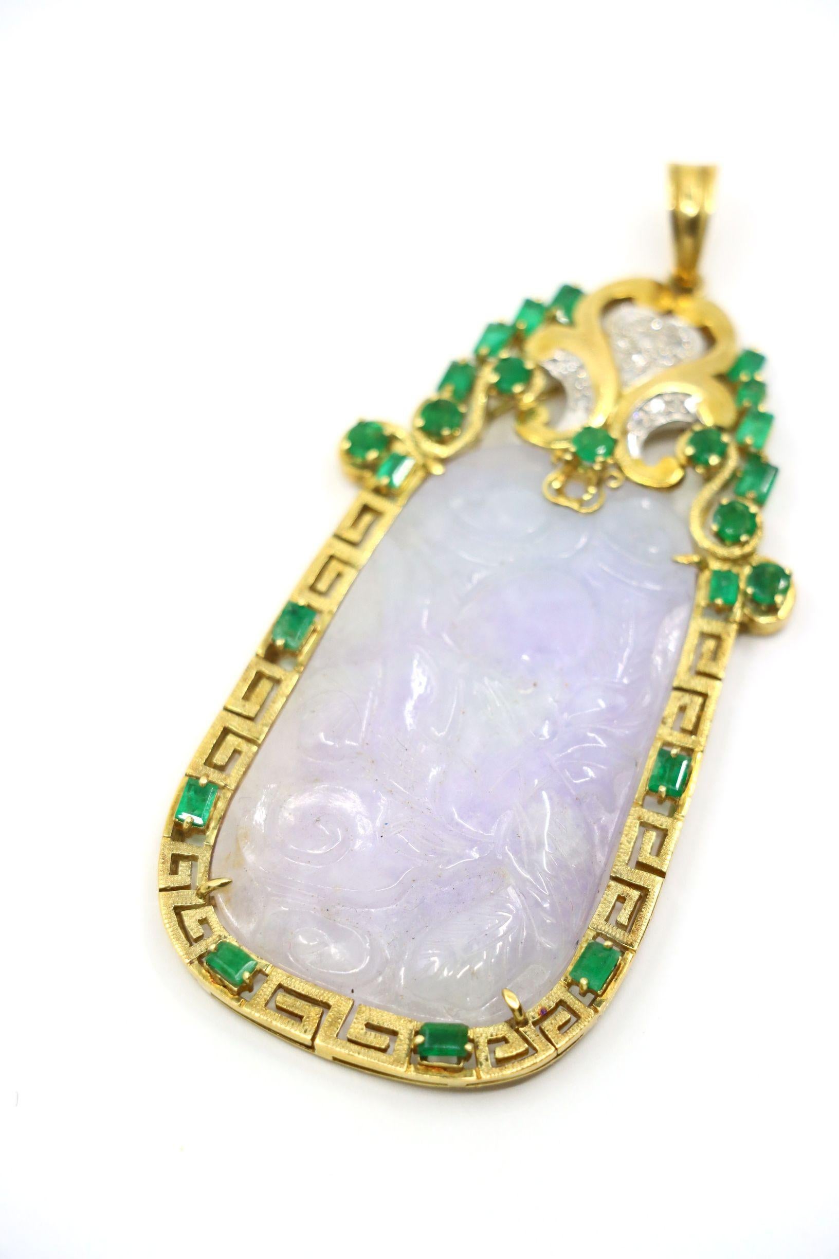 Ciondolo in oro 18K con incisione di giada viola lavanda e smeraldo con diamanti in vendita 1