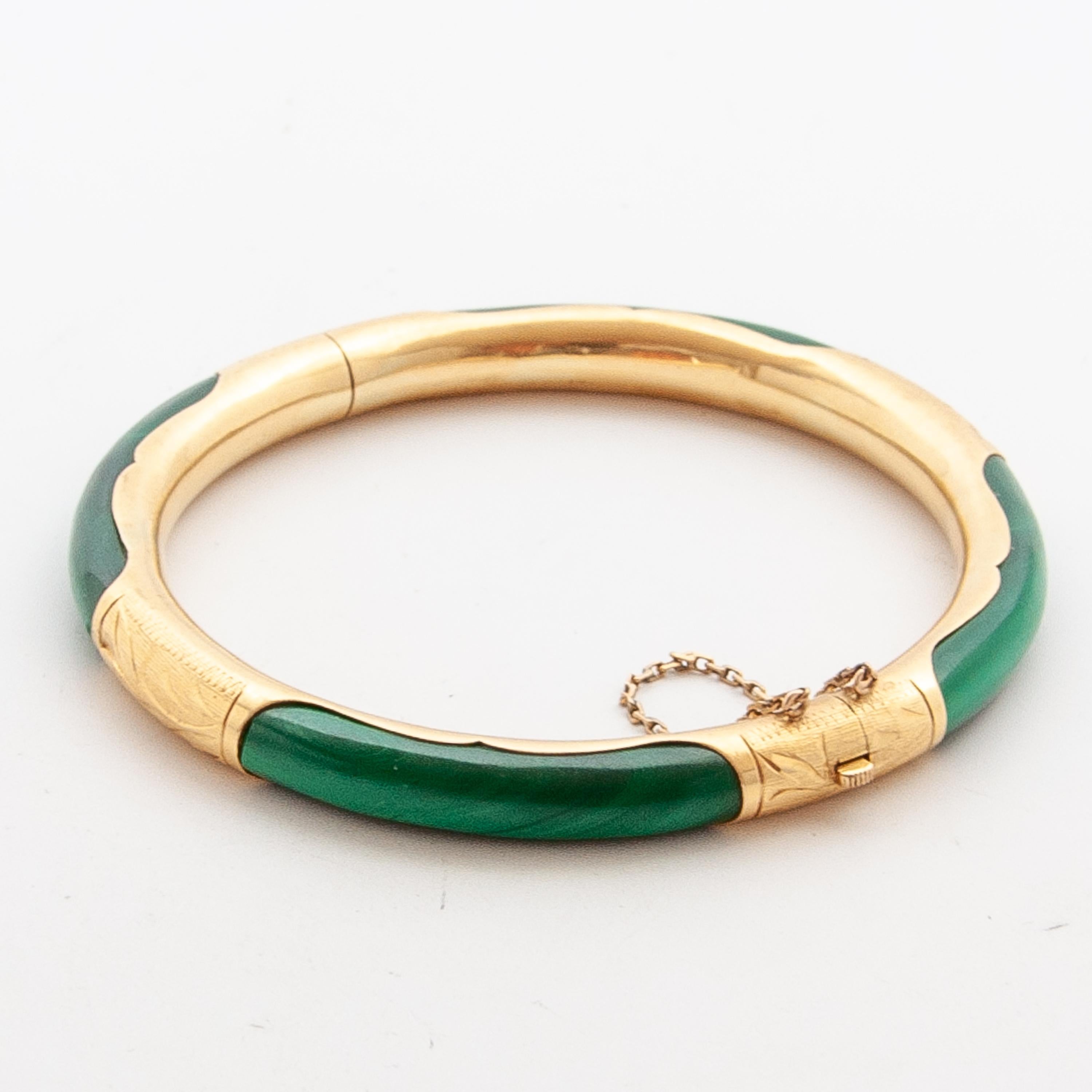 Taille ronde Bracelet jonc en or 18 carats avec malachite gravée en vente