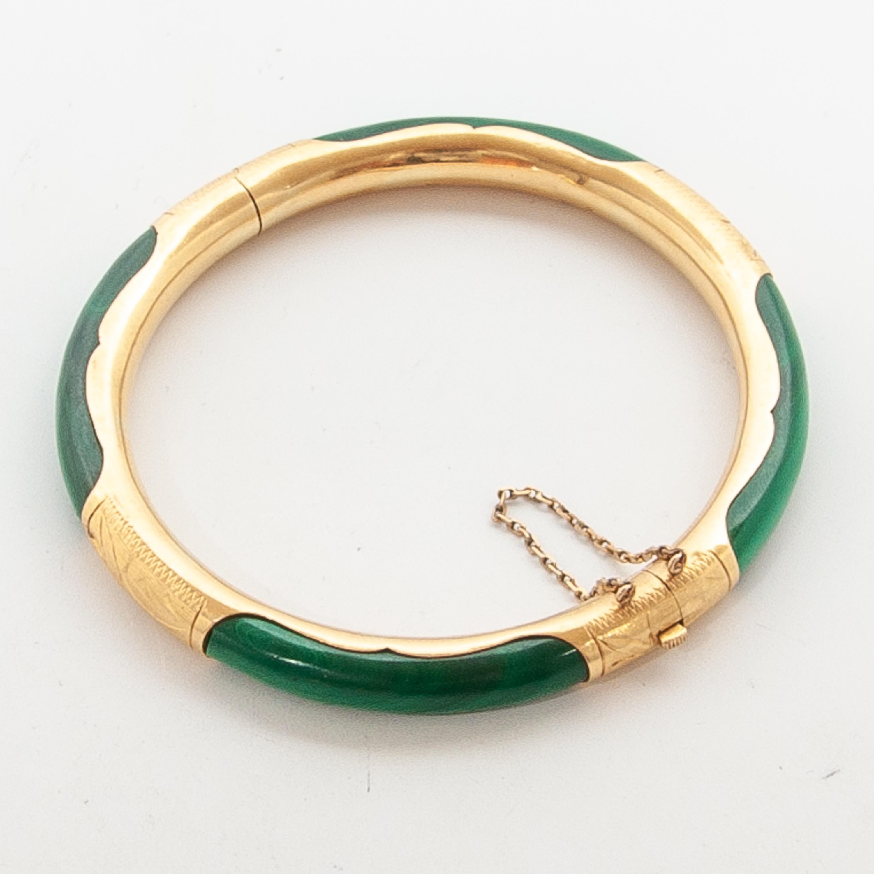 Round Cut 18K Gold Etched Malachite Bangle Bracelet For Sale