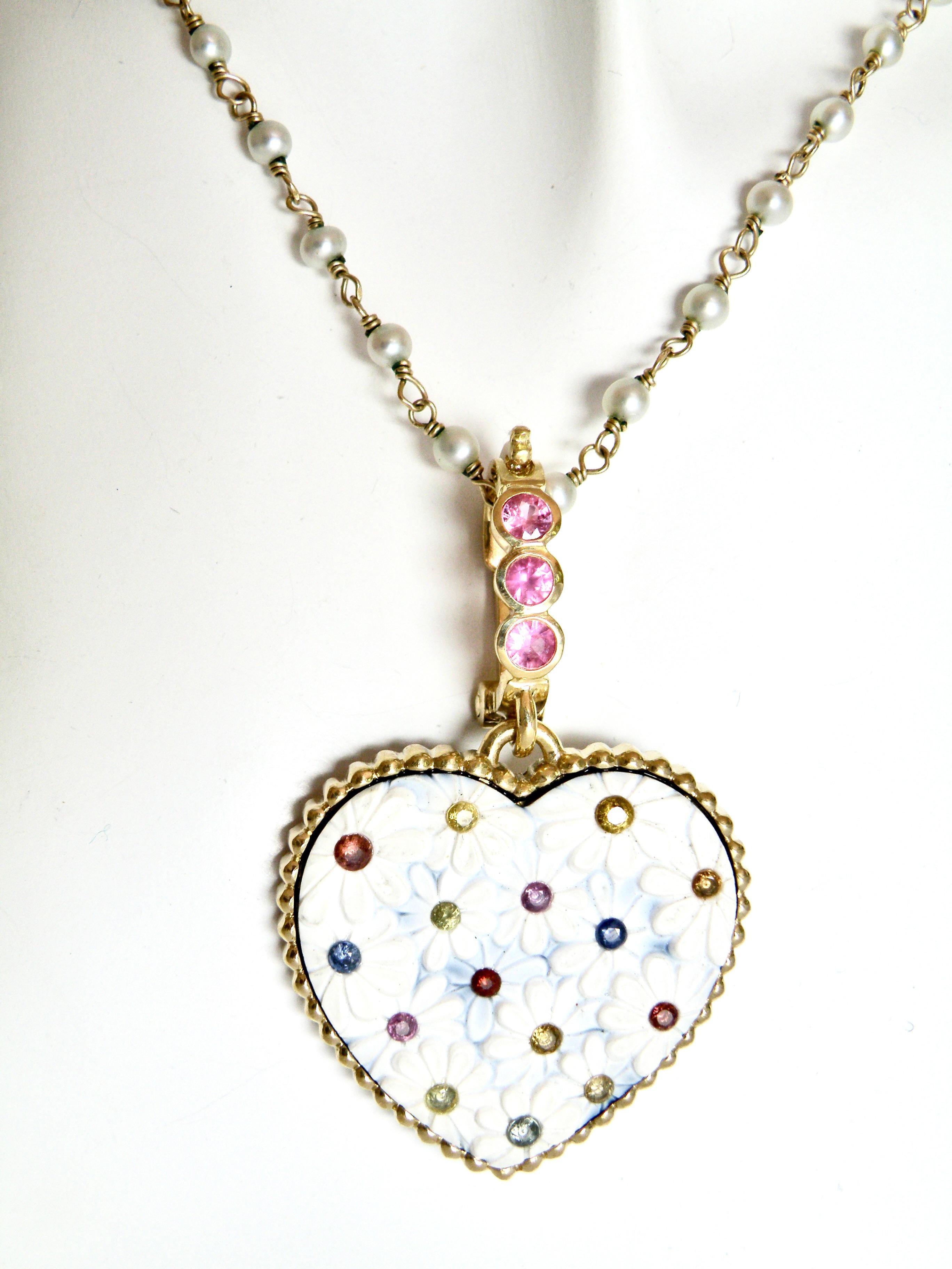Contemporaneo Potenziatore in oro 18k. Cuore di Howlite scolpito da Idar Oberstein con zaffiri incastonati in vendita