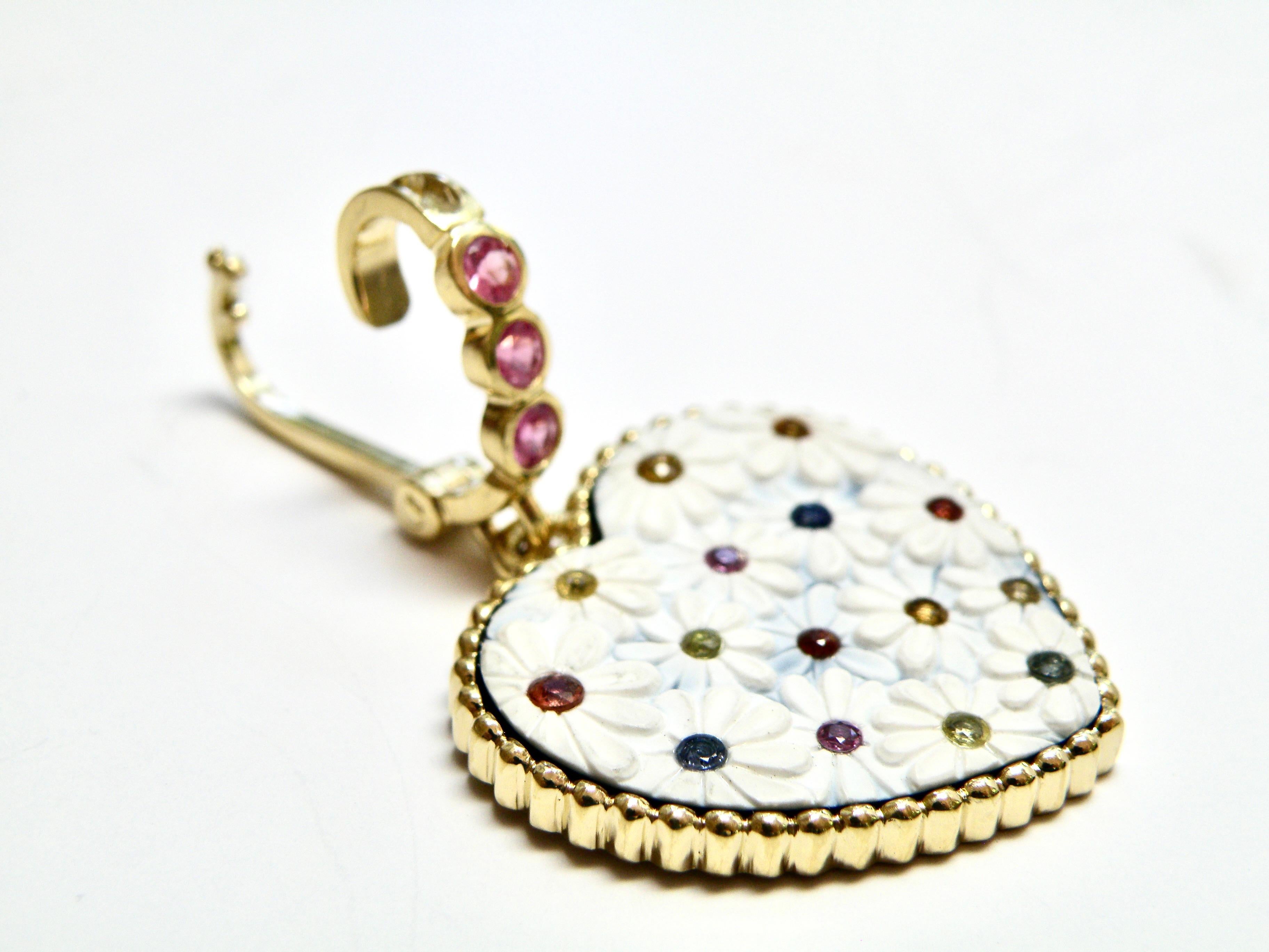 Taglio misto Potenziatore in oro 18k. Cuore di Howlite scolpito da Idar Oberstein con zaffiri incastonati in vendita
