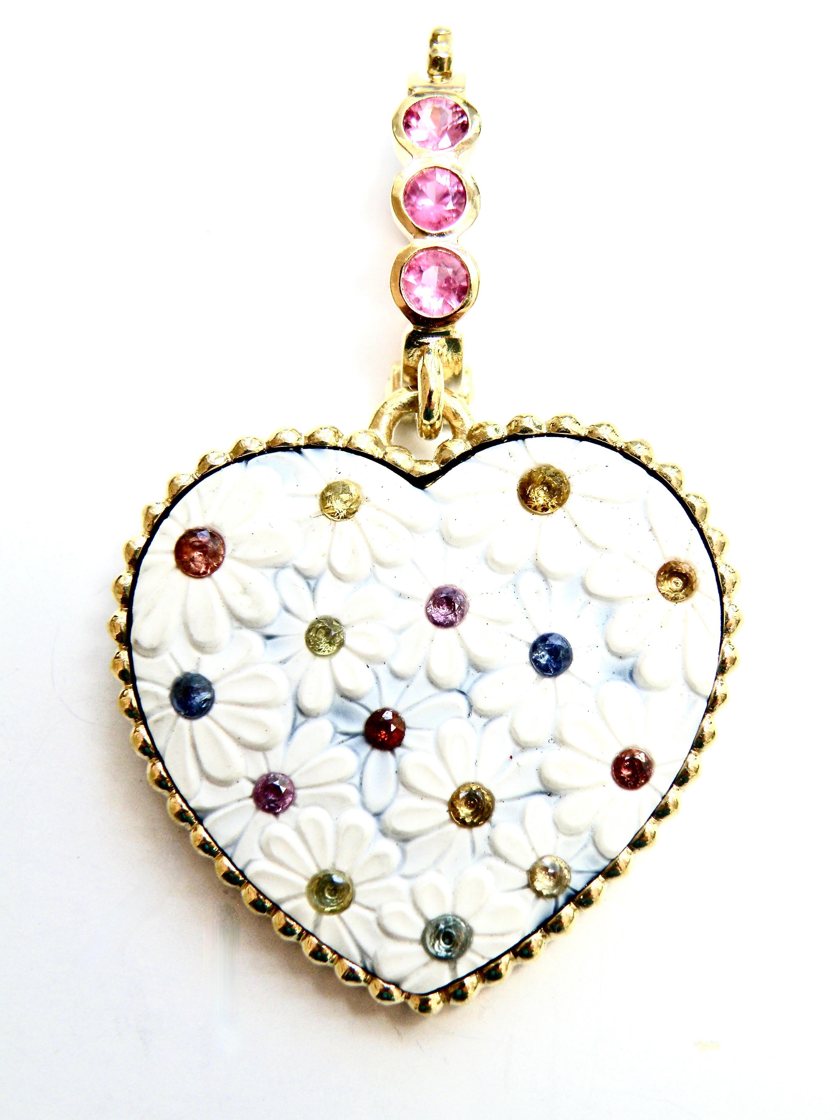 Potenziatore in oro 18k. Cuore di Howlite scolpito da Idar Oberstein con zaffiri incastonati In condizioni Nuovo in vendita a Cohasset, MA