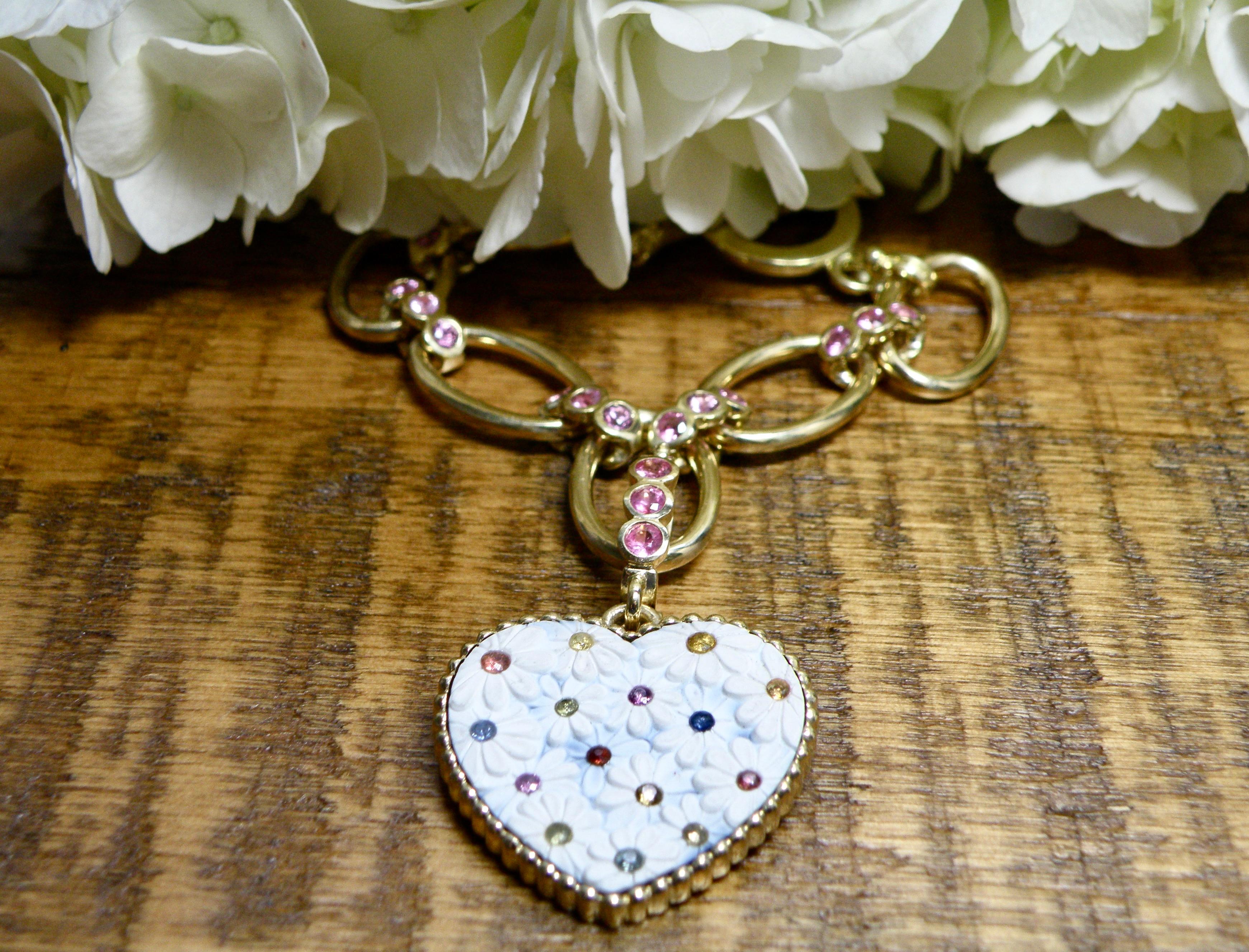 da uomo o donna Potenziatore in oro 18k. Cuore di Howlite scolpito da Idar Oberstein con zaffiri incastonati in vendita