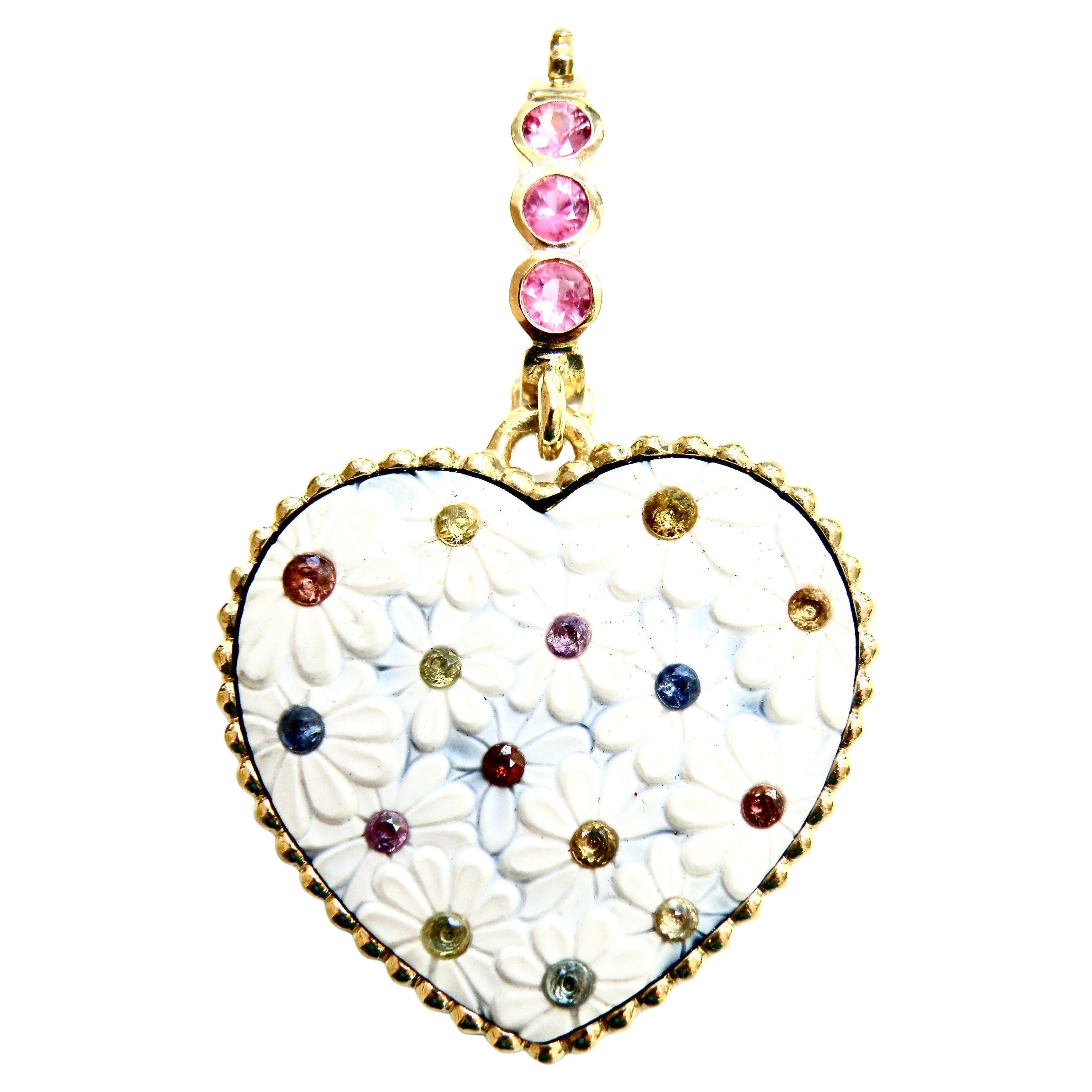Potenziatore in oro 18k. Cuore di Howlite scolpito da Idar Oberstein con zaffiri incastonati