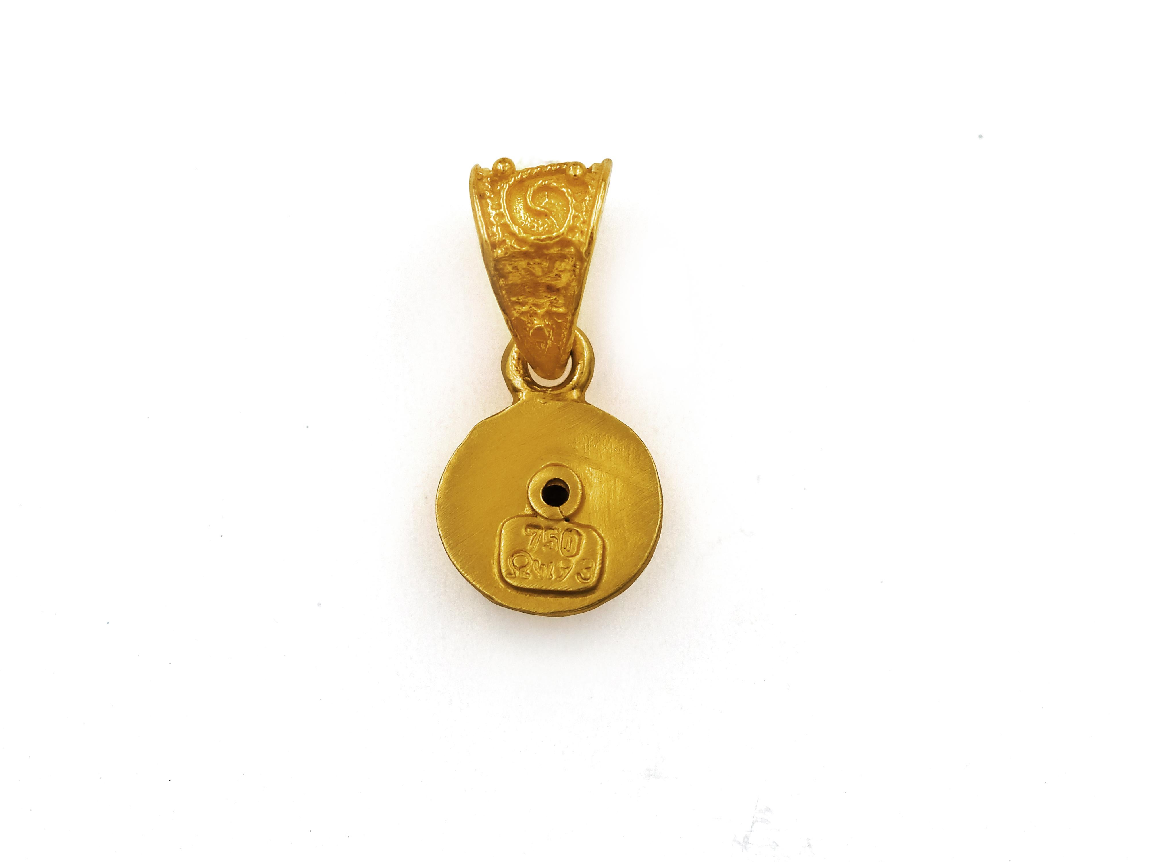 18k Gold Era's Hammered Pendant In New Condition In Athens, GR