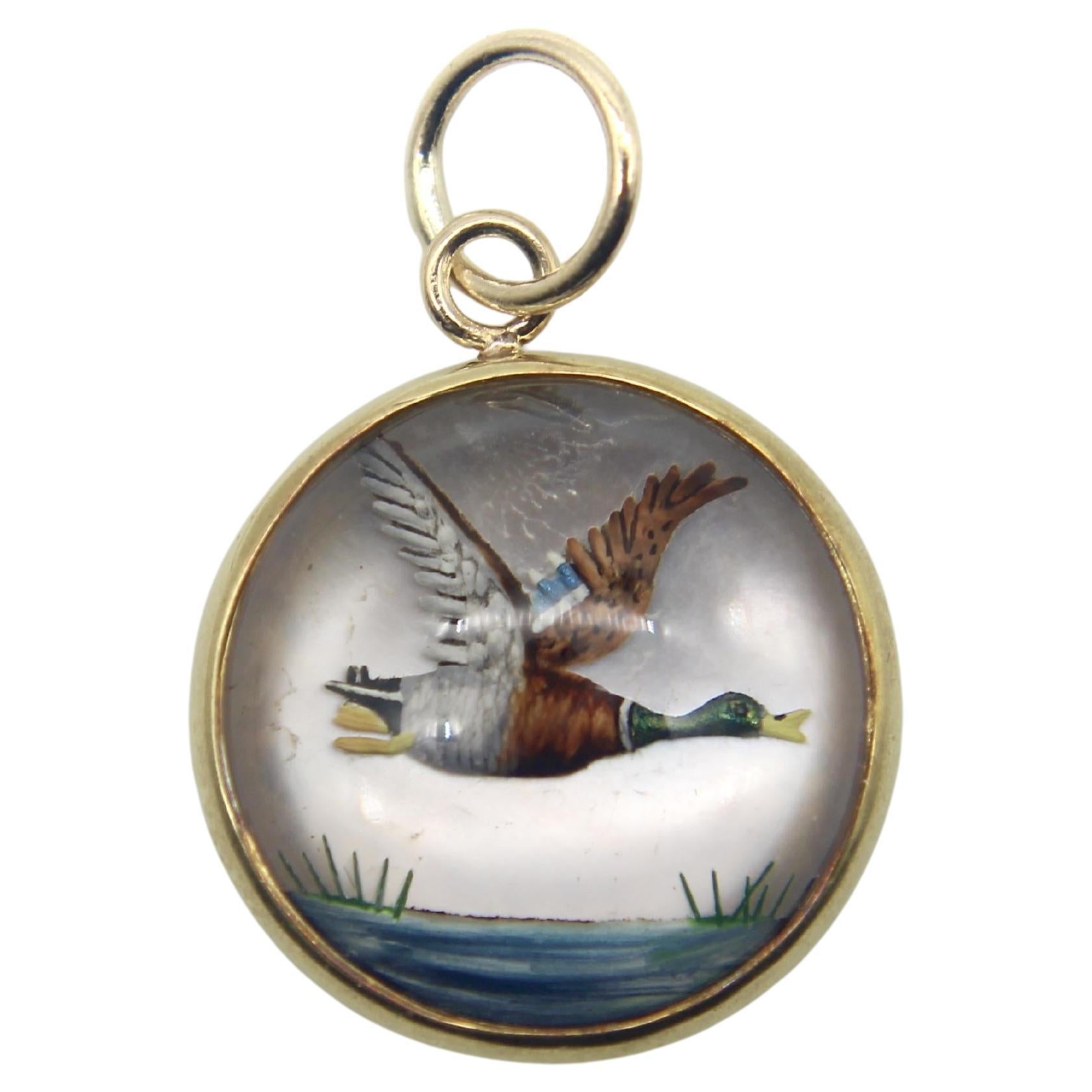 Breloque canard colvert volant vers l
est en or 18 carats et cristal d
Essex en vente