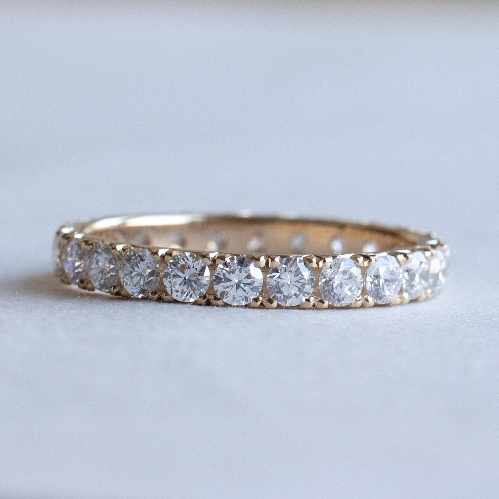 French pave fishtail setting with 2.5mm diamonds on 18k solid gold

Metal: 18k Gold
Stone: Natural Diamond
Color and Clarity: F+, VS
Stone Size: 2.5mm 
Stone Weight: 0.06 ct
Total stones: 25
Total Carat Weight: 1.5 TCW 
Band Width: Approx 2.7mm 