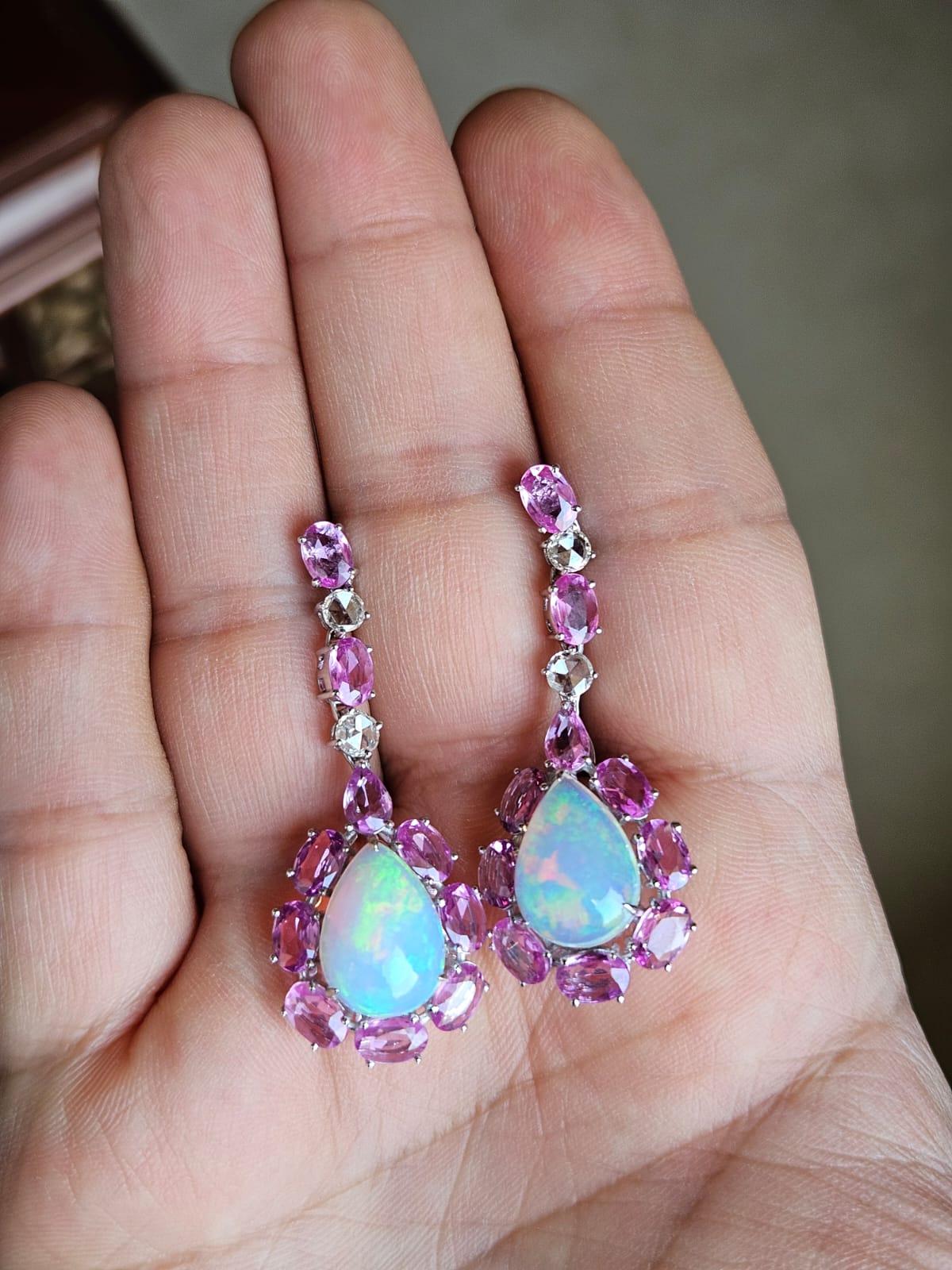 Ein wunderschönes Schmuckstück mit Opal und rosa Saphiren in 18 Karat Weißgold und natürlichen Diamanten. Das Gewicht der äthiopischen Opale beträgt 6.12 Karat. Das Gewicht der rosa Saphire beträgt 7.60 Karat. Die rosa Saphire stammen aus Ceylon