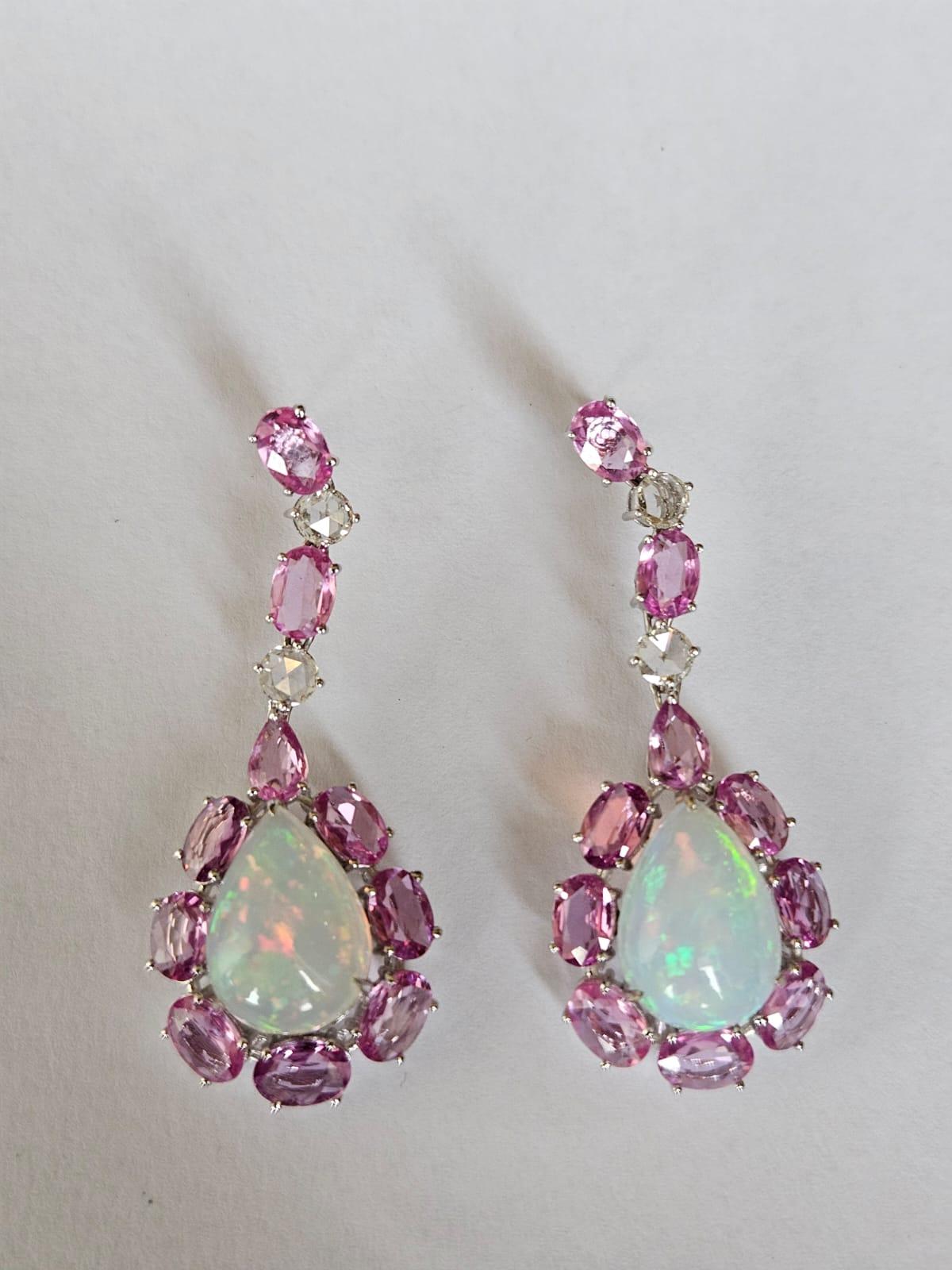 Chandelier-Ohrringe aus 18 Karat Gold, äthiopischen Opalen, rosa Ceylon-Saphiren und Diamanten im Zustand „Neu“ im Angebot in Hong Kong, HK