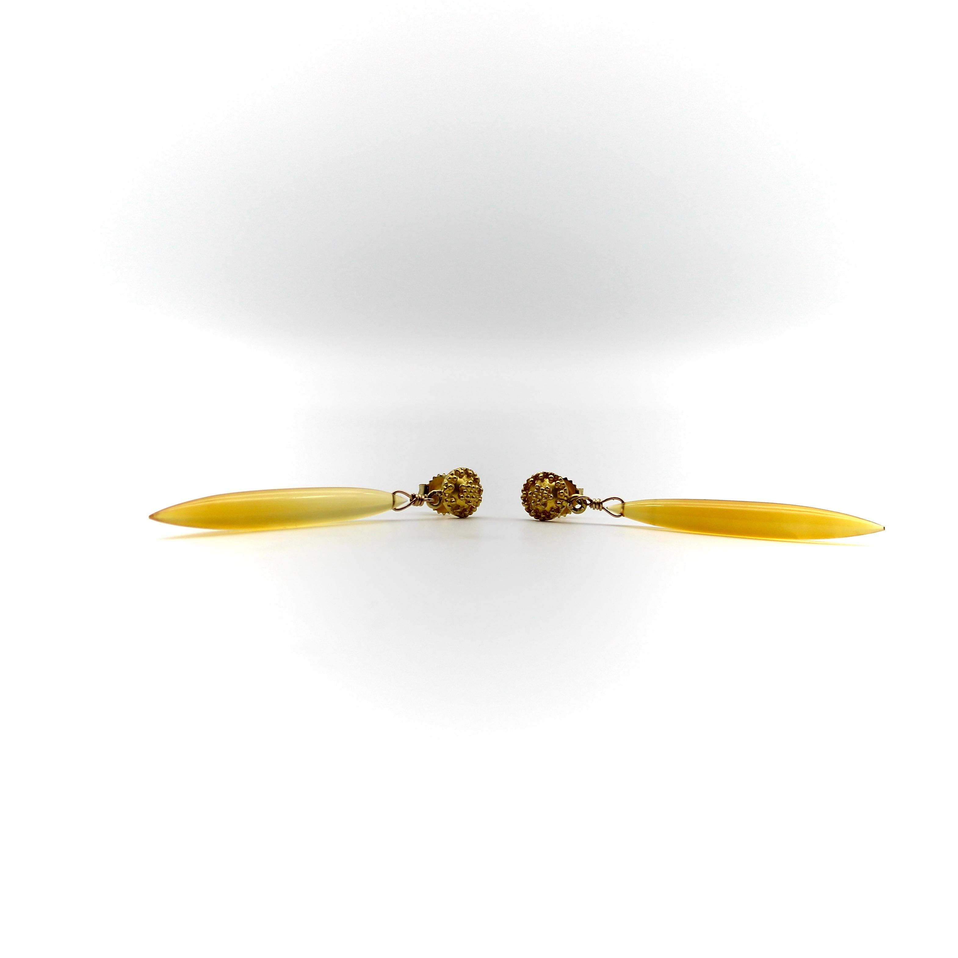 18 Karat Gold Etruskische Revival Chalcedon-Torpedo-Ohrringe (Perle) im Angebot