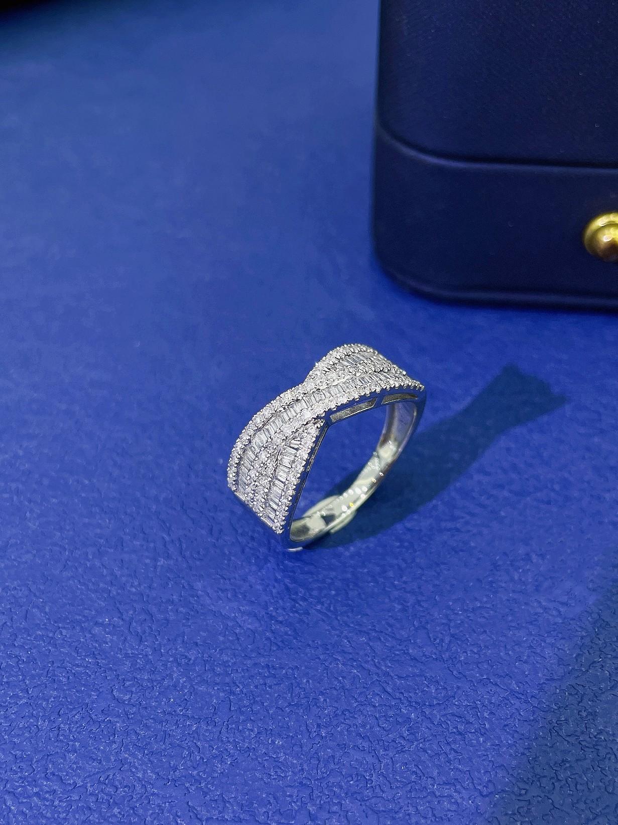18k Gold Exclusive Designer X Ring with White Diamonds In New Condition For Sale In Hong Kong, HK