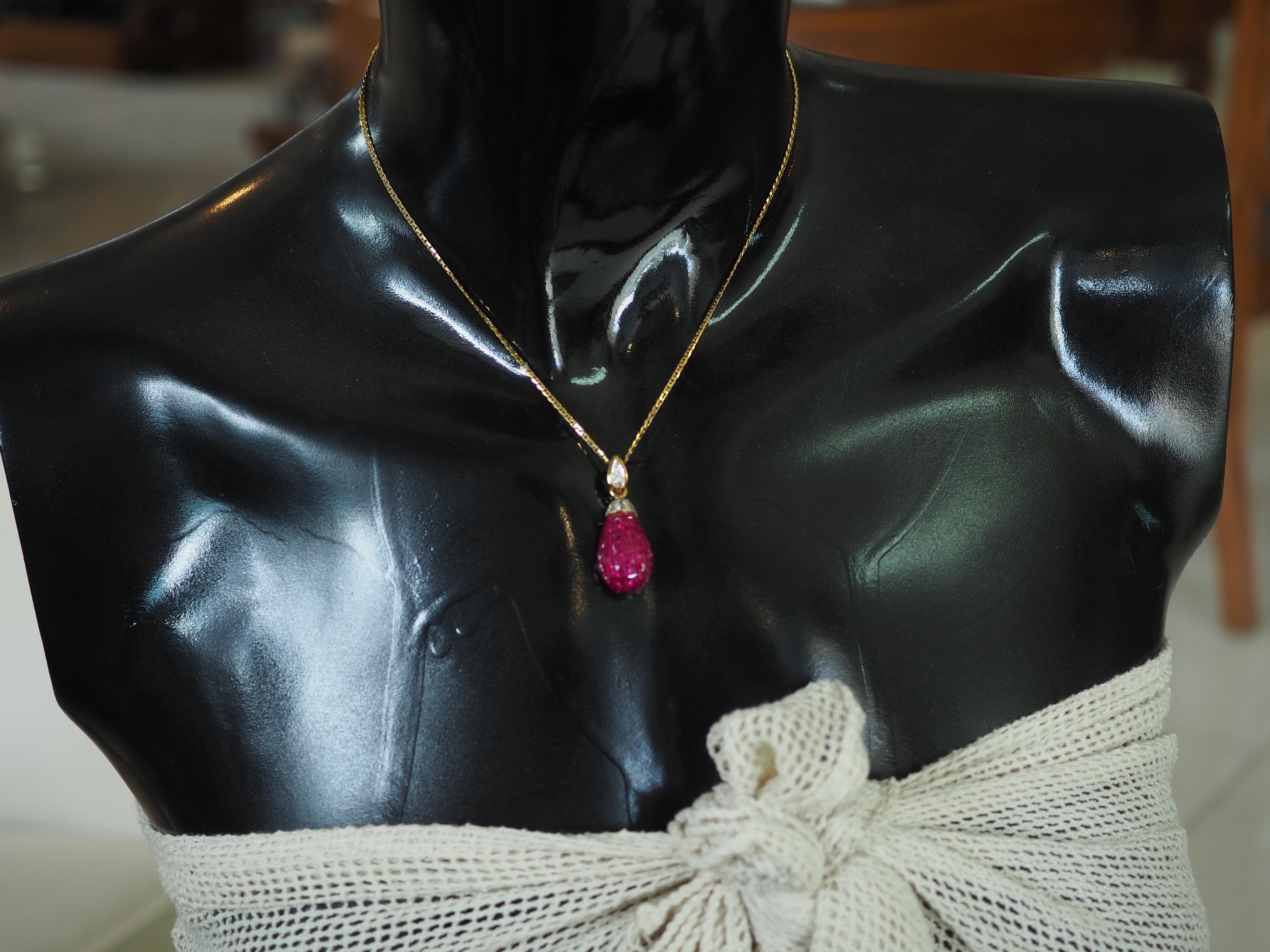 18 Karat Gold Faberge Rubin & Diamant Birnenförmiger Cluster-Anhänger Halskette + Kette für Damen oder Herren im Angebot