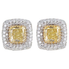 Pendientes Omega de Oro Fancy Amarillo Claro con Diamante Radiante Pave
