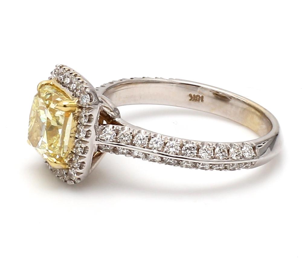 Bague en or 18K jaune fantaisie VS2 diamant coussin

Cette exquise bague en or blanc et jaune 18 carats est ornée d'un superbe diamant jaune fantaisie VS2 de 2,00ct à taille coussin, complété par des diamants ronds de taille brillant de 0,59ctw.