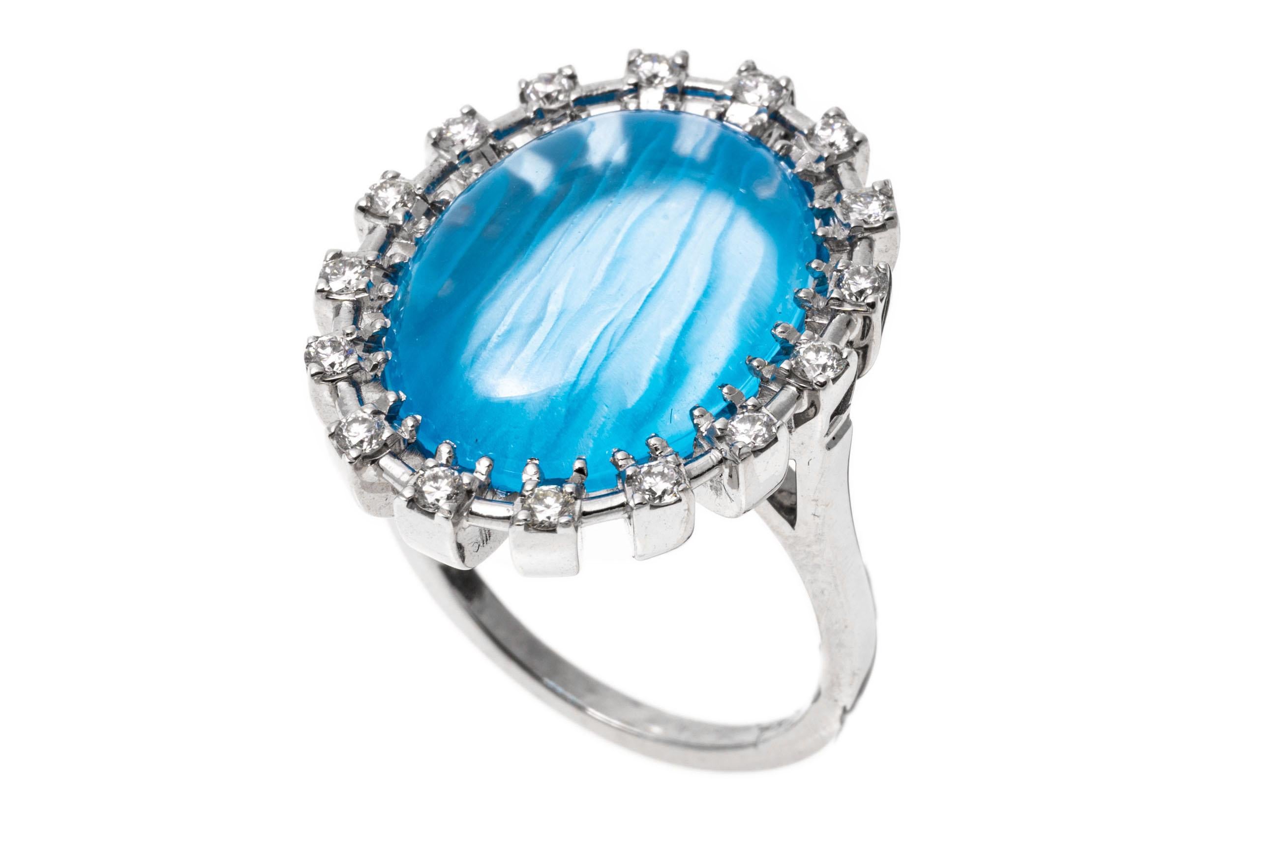 Contemporain Bague en or 18k à halo de topazes bleues et de diamants contemporains de taille fantaisie en vente