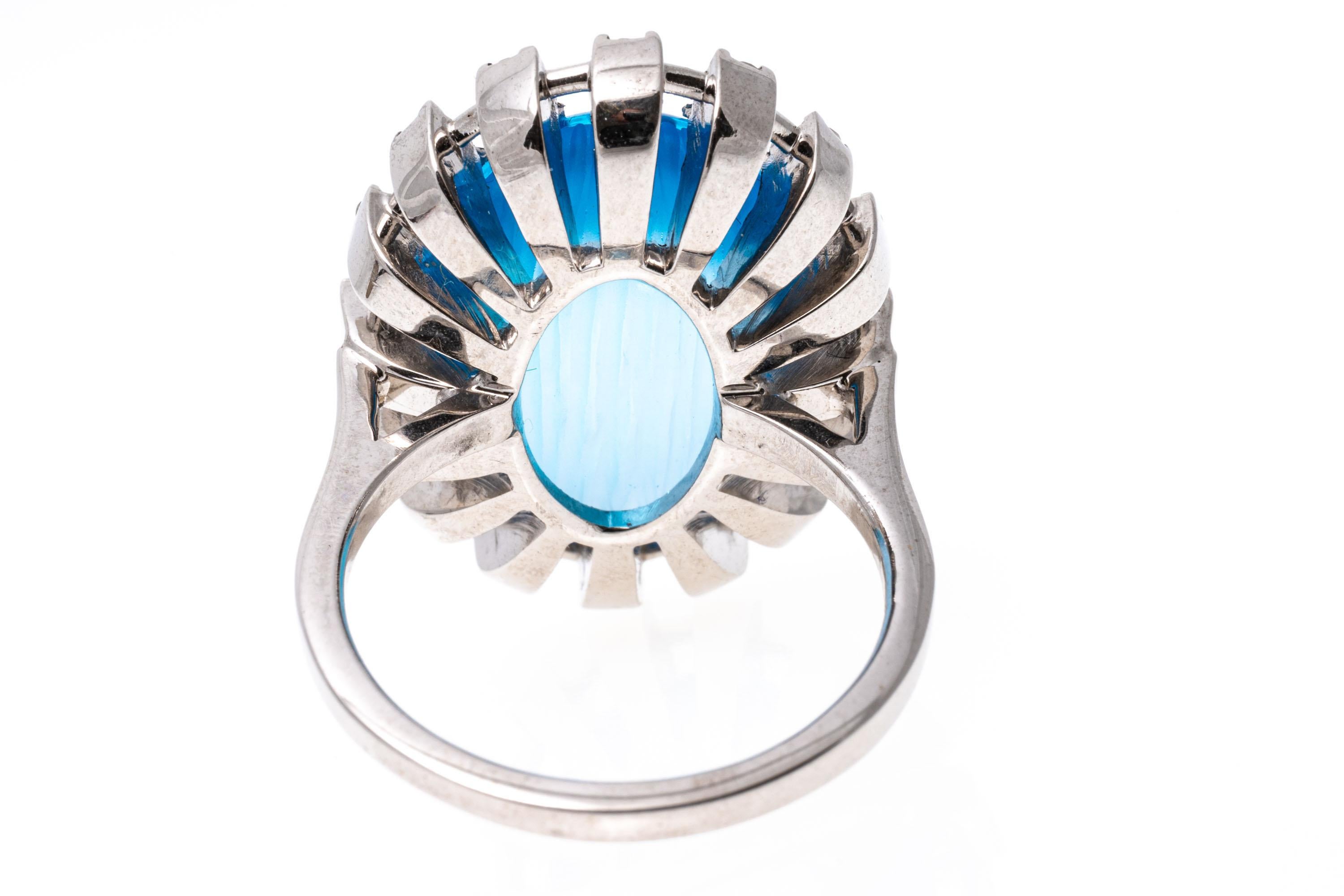 Bague en or 18k à halo de topazes bleues et de diamants contemporains de taille fantaisie Pour femmes en vente