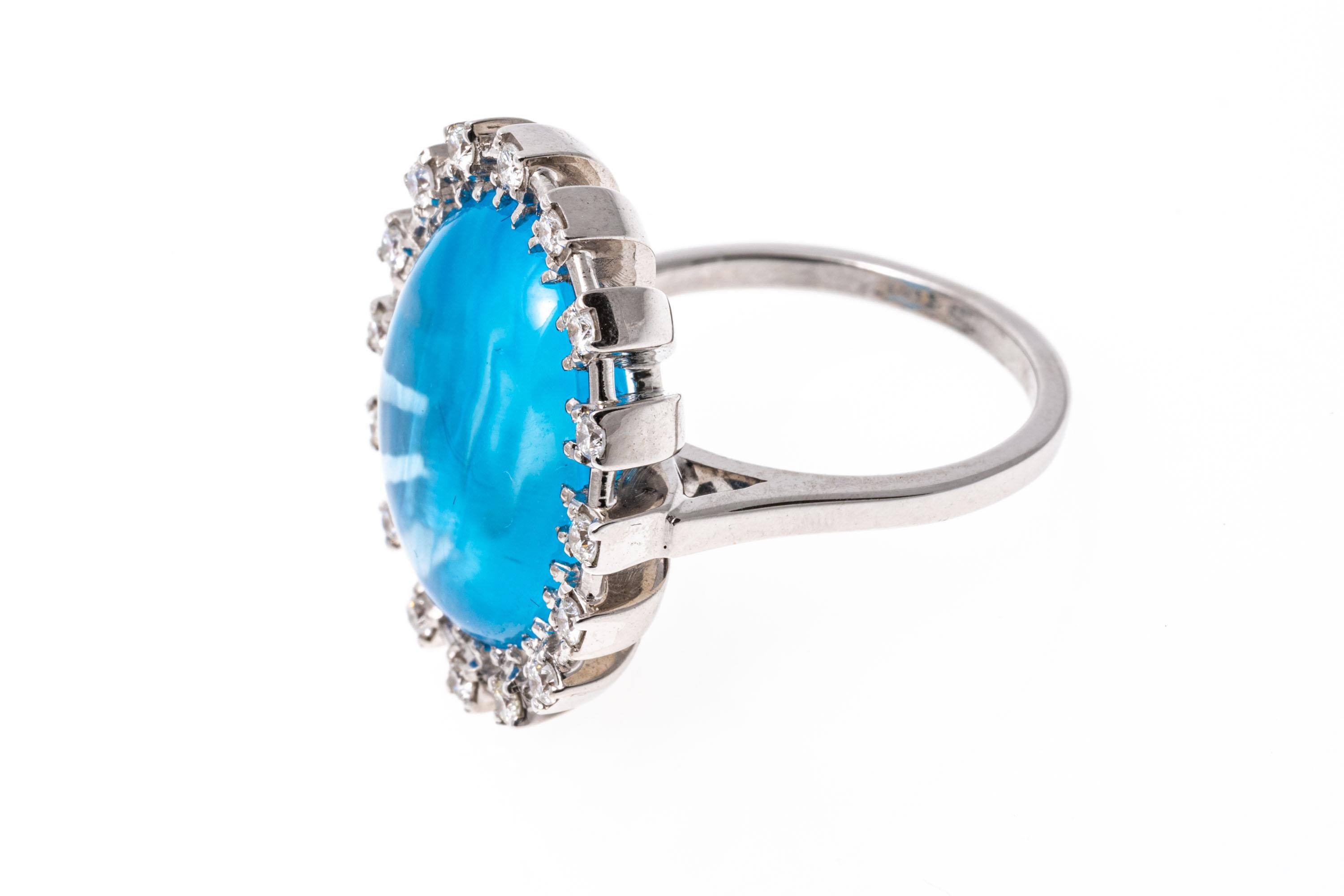 Bague en or 18k à halo de topazes bleues et de diamants contemporains de taille fantaisie en vente 1
