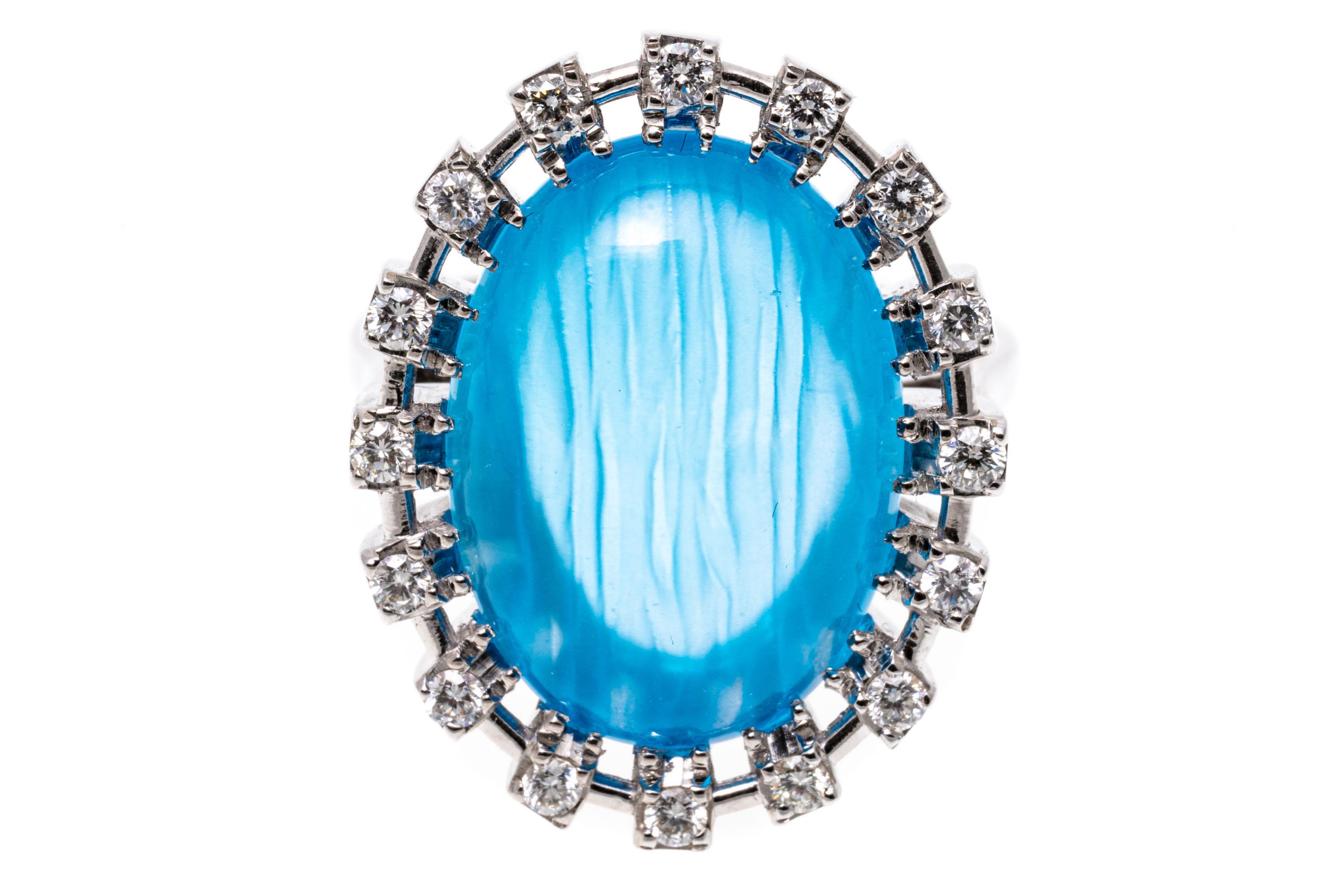 Bague en or 18k à halo de topazes bleues et de diamants contemporains de taille fantaisie en vente 3