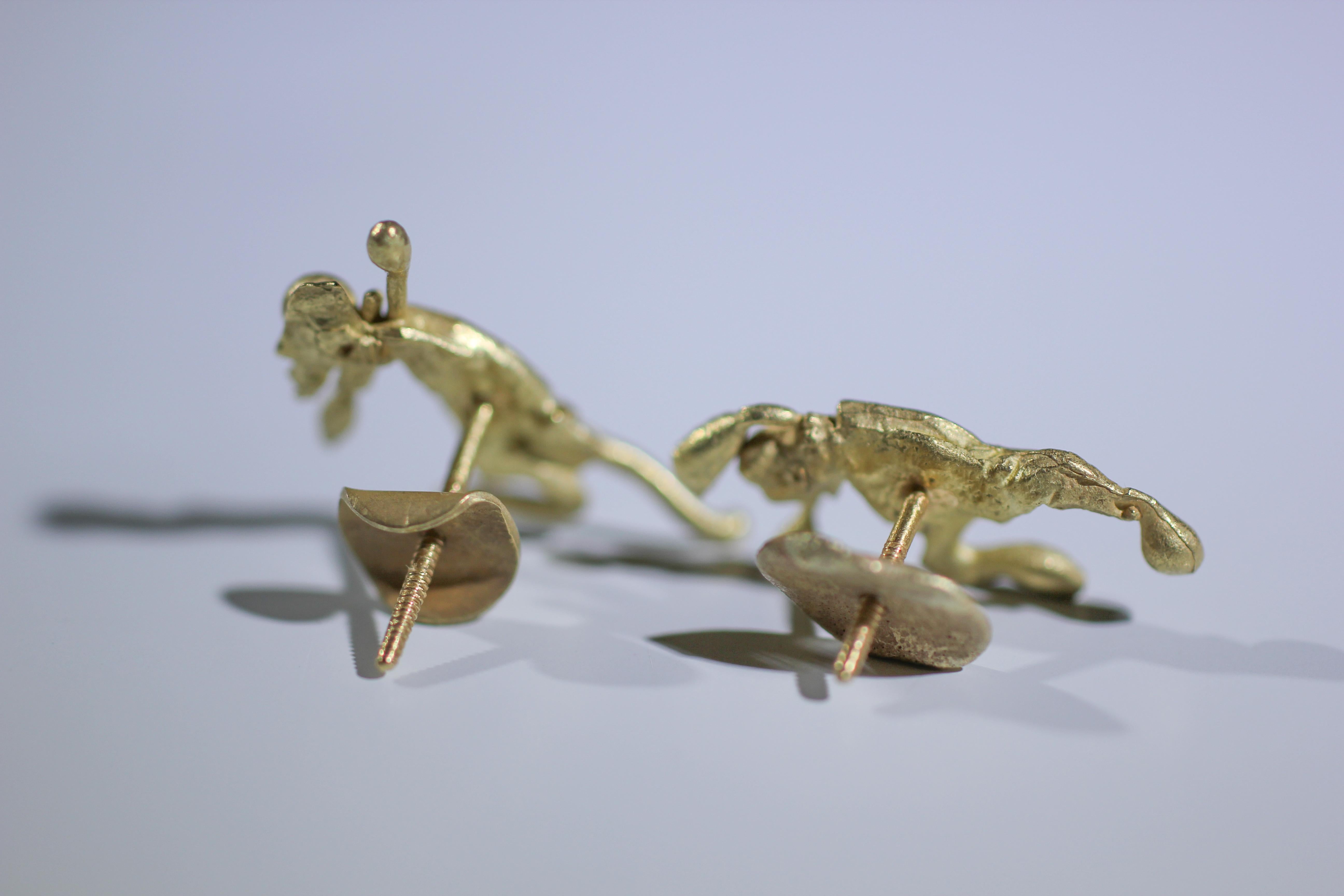 18 Karat Gold Figurine Mismatched Ohrstecker Post Ohrstecker Asymmetrisches modernes Paar im Zustand „Neu“ im Angebot in New York, NY