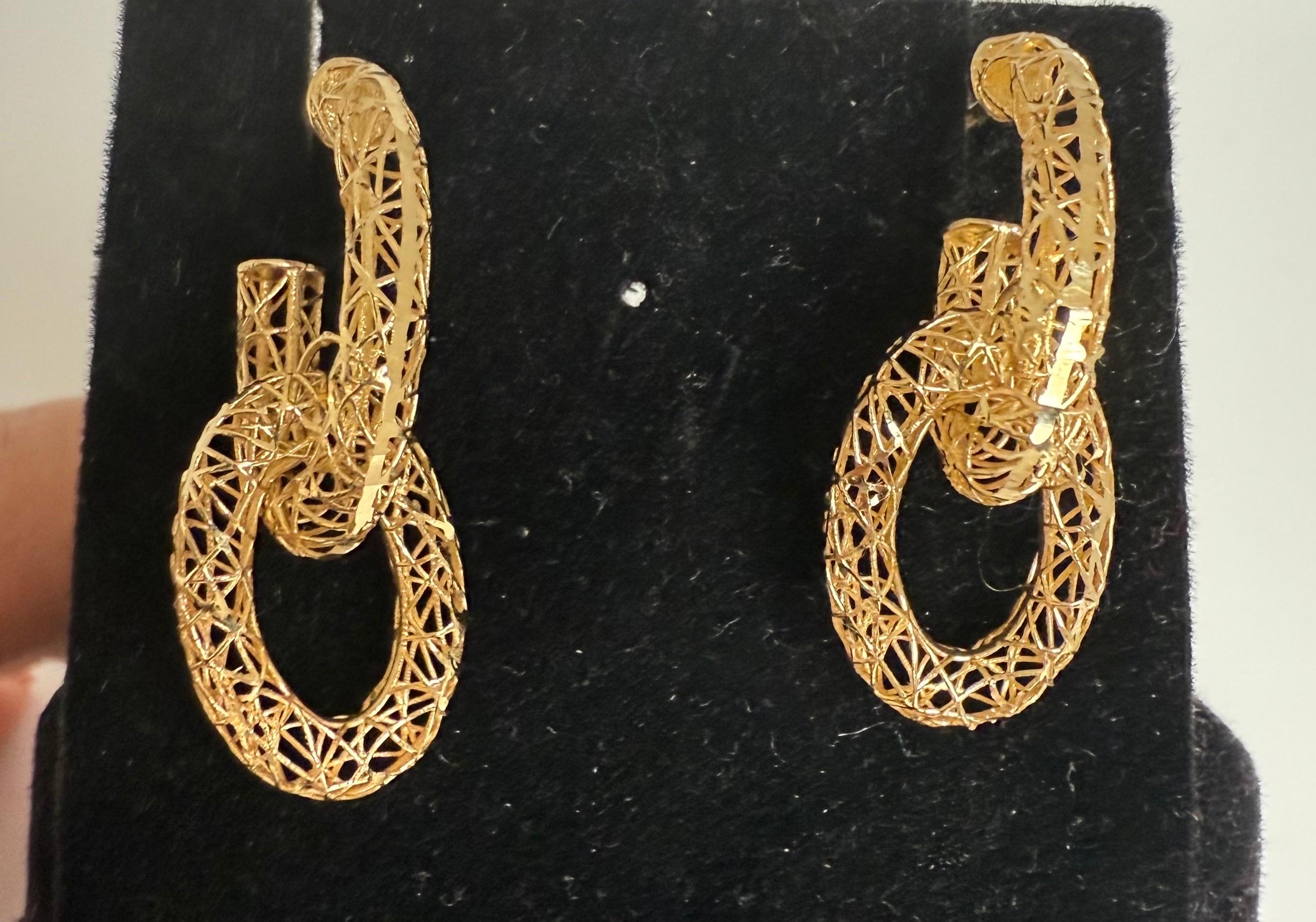 Orecchini Looping in filigrana d'oro 18 carati Alla maniera di Buccellati 

Eleganti ed eterei, questi orecchini pendenti in oro 18 carati presentano un raffinato design in filigrana che ricorda l'eleganza senza tempo di gioiellieri italiani come