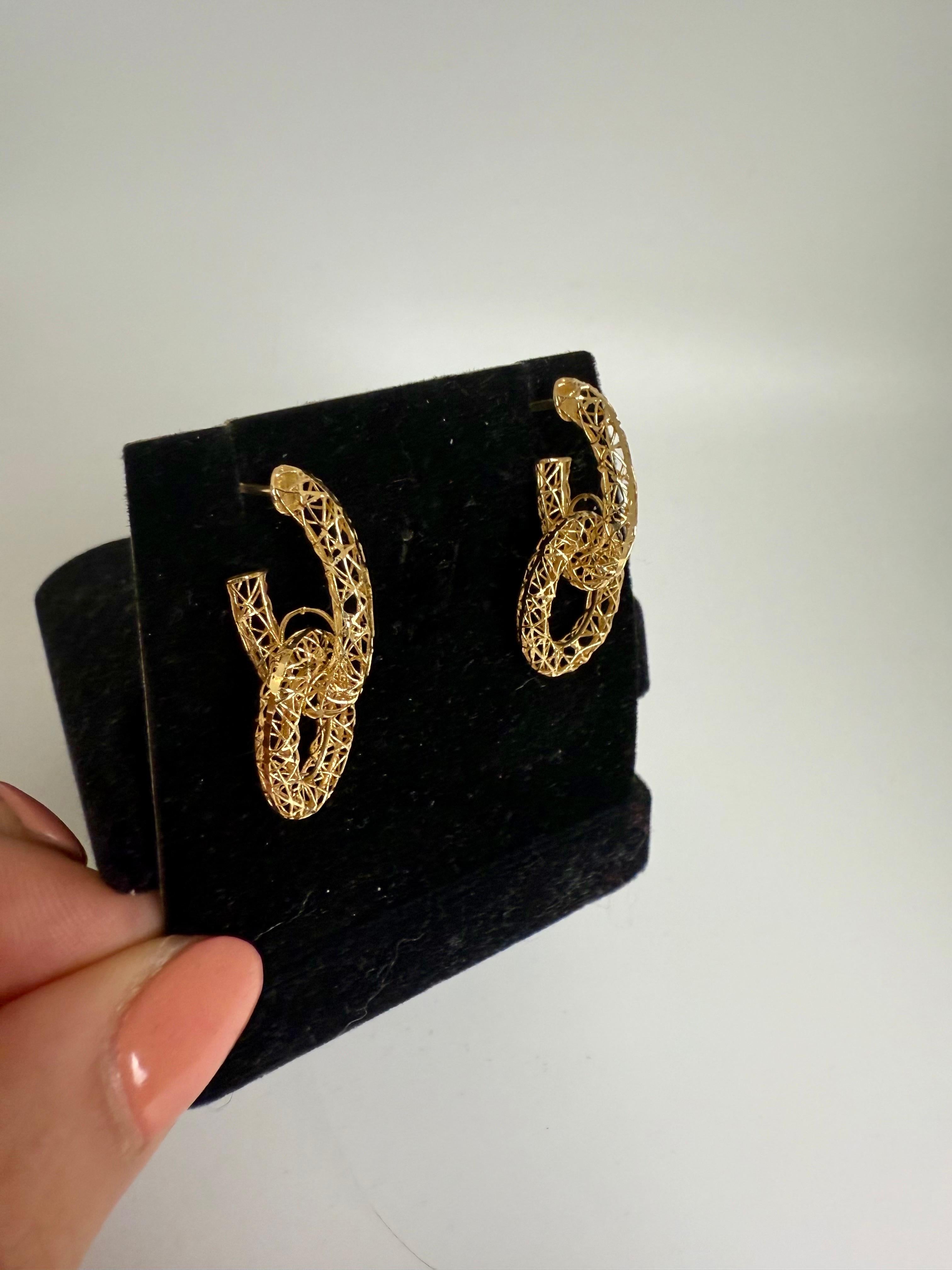 Orecchini Looping in filigrana d'oro 18 carati Alla maniera di Buccellati In condizioni buone in vendita a Plainview, NY