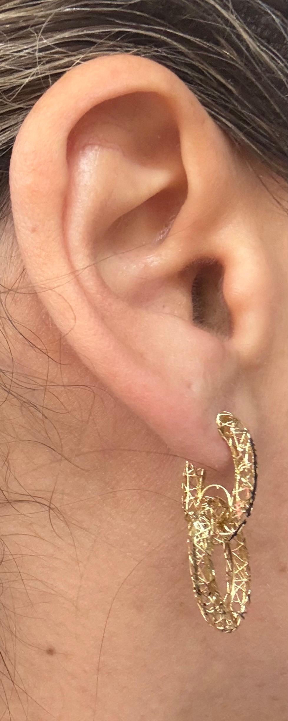 XXI secolo e contemporaneo Orecchini Looping in filigrana d'oro 18 carati Alla maniera di Buccellati in vendita
