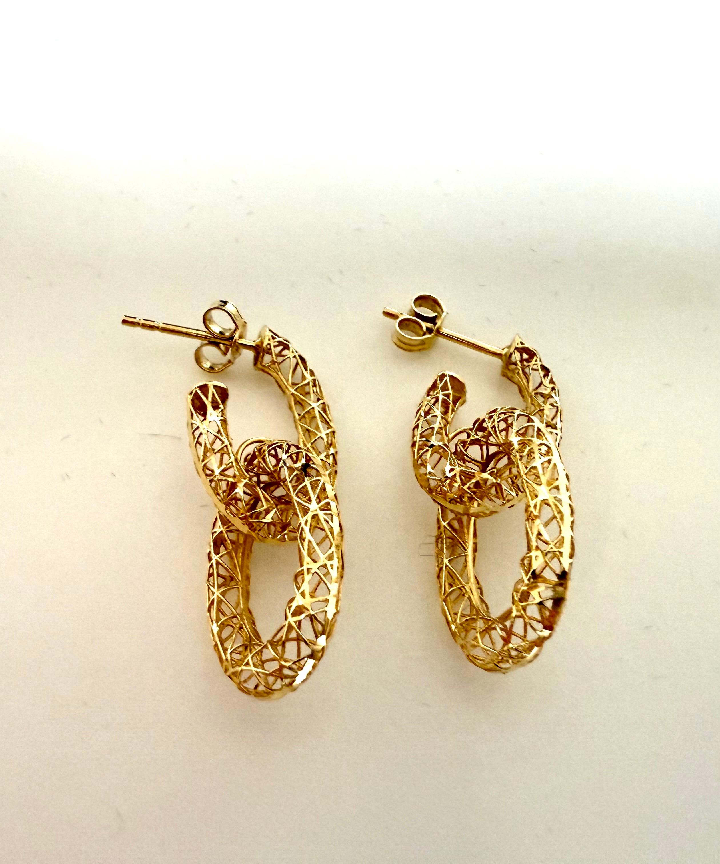 Orecchini Looping in filigrana d'oro 18 carati Alla maniera di Buccellati in vendita 2