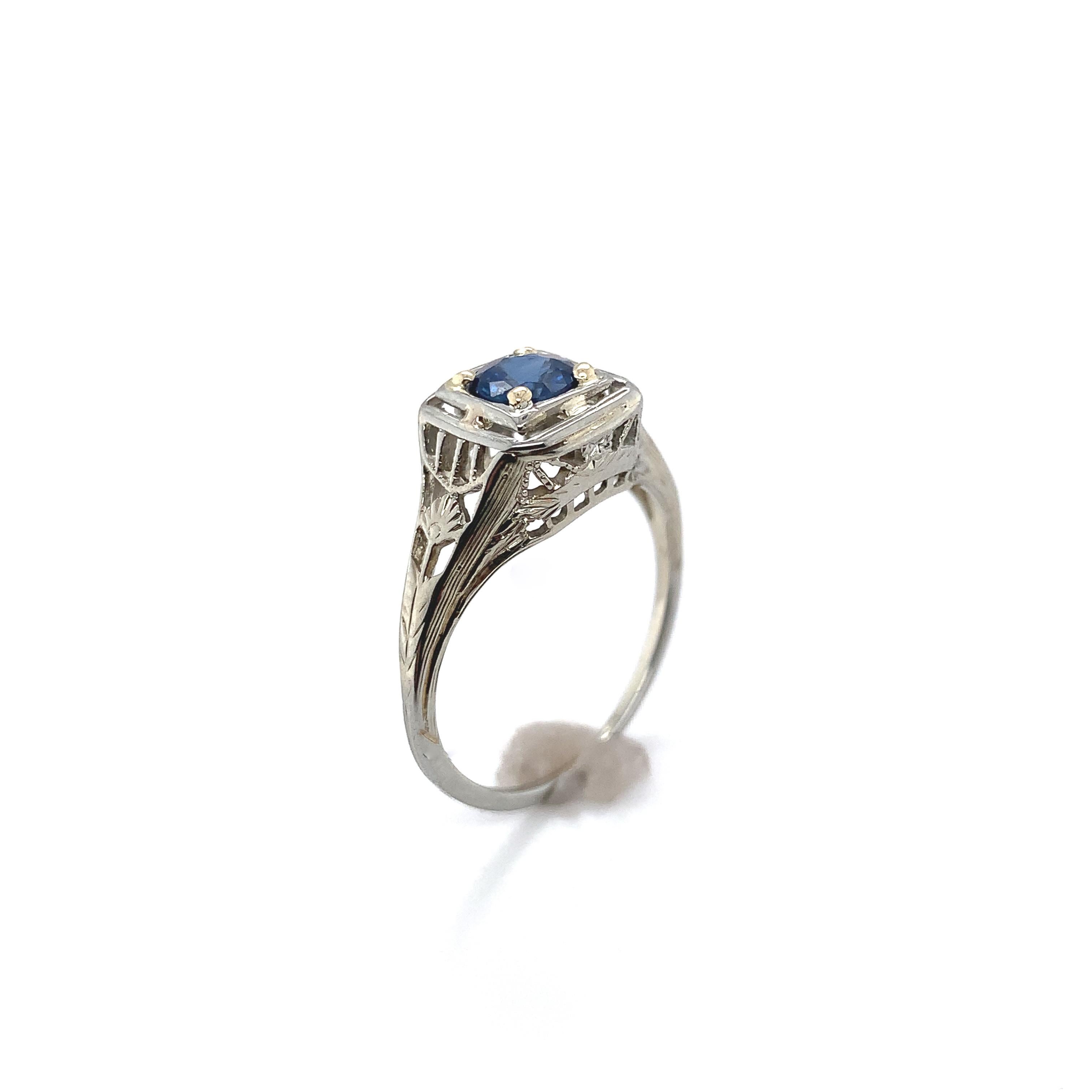Round Cut 18K gold Filigree Ring with .57ct Sapphire Art Deco For Sale