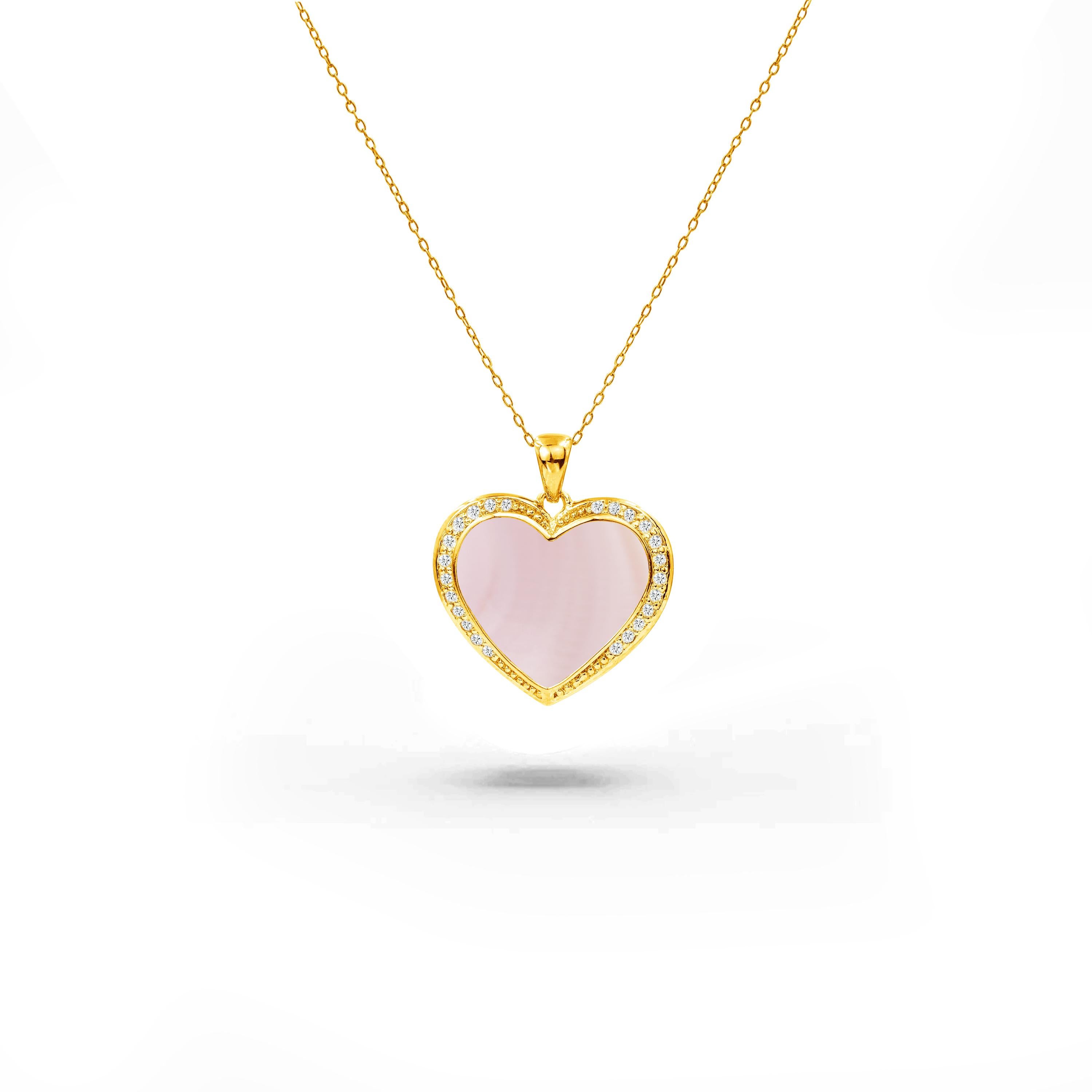 Ce collier exquis met en valeur la beauté naturelle de la pierre précieuse dans un pendentif en forme de cœur, créant un mélange harmonieux de sophistication et de sentiment qui vous laissera captivée. Ce collier peut être personnalisé avec des
